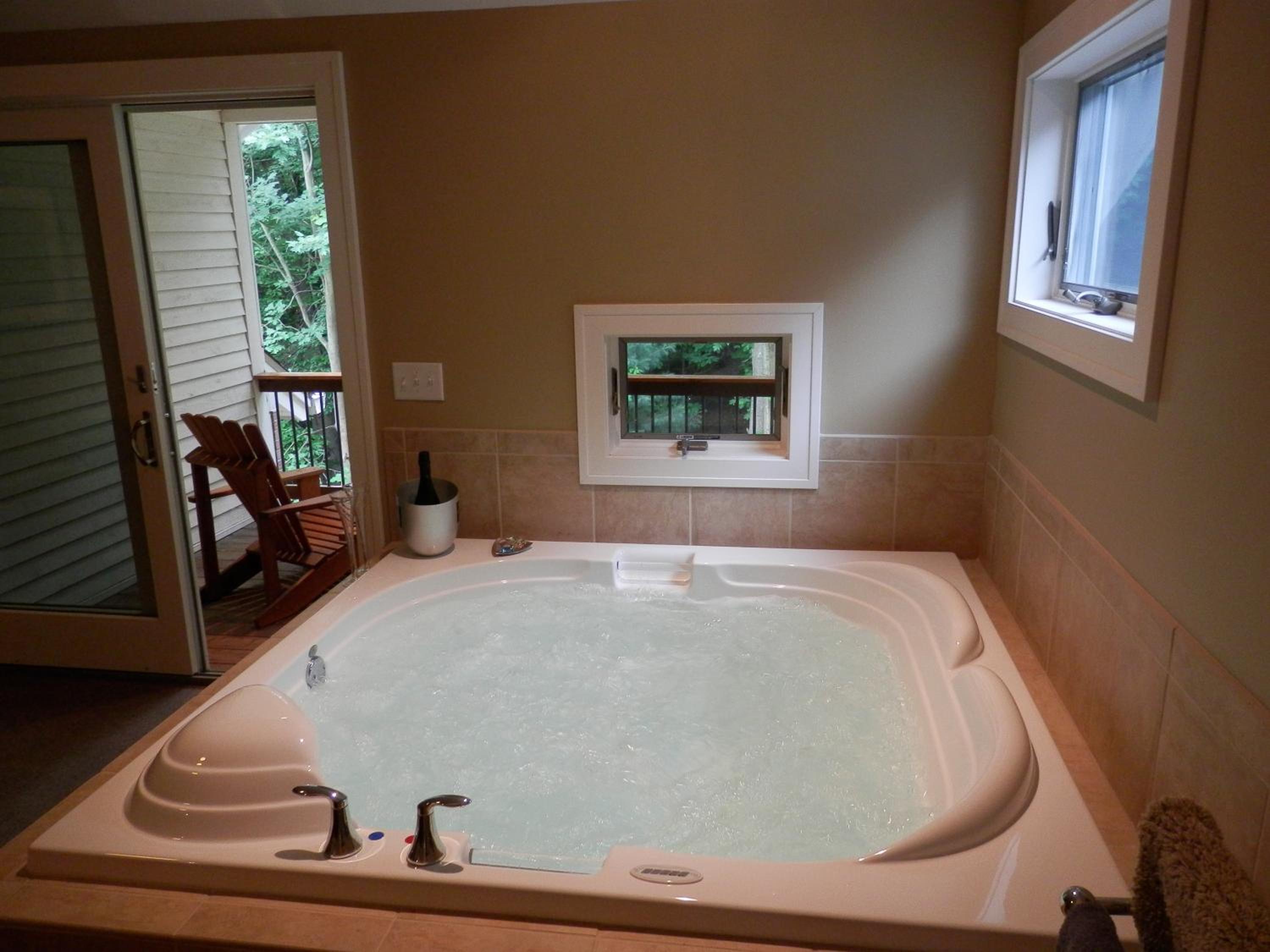 King Suite with Spa Bath - Birthday Suite photo 3