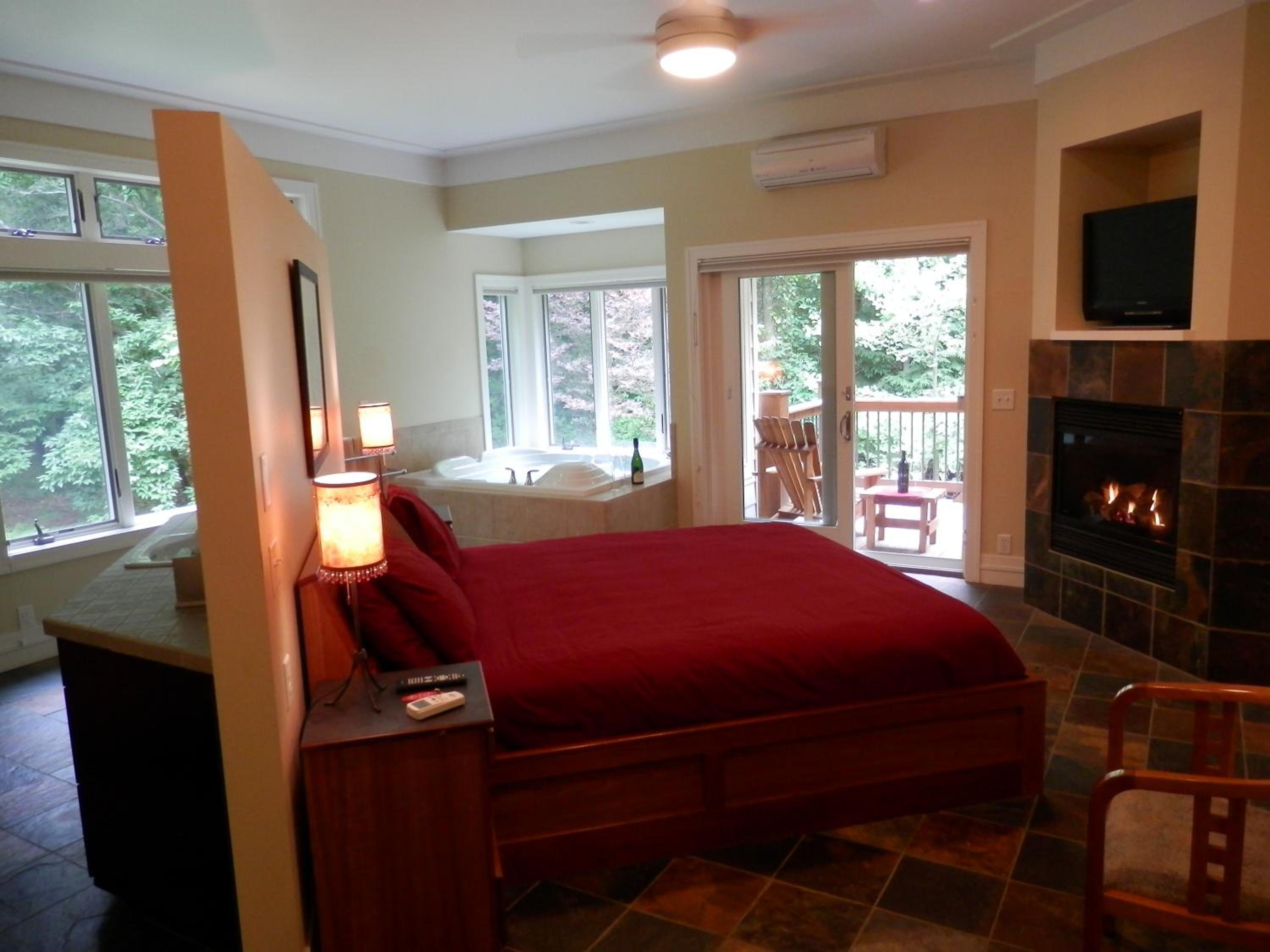 King Suite with Spa Bath - Honeymoon Suite photo 2