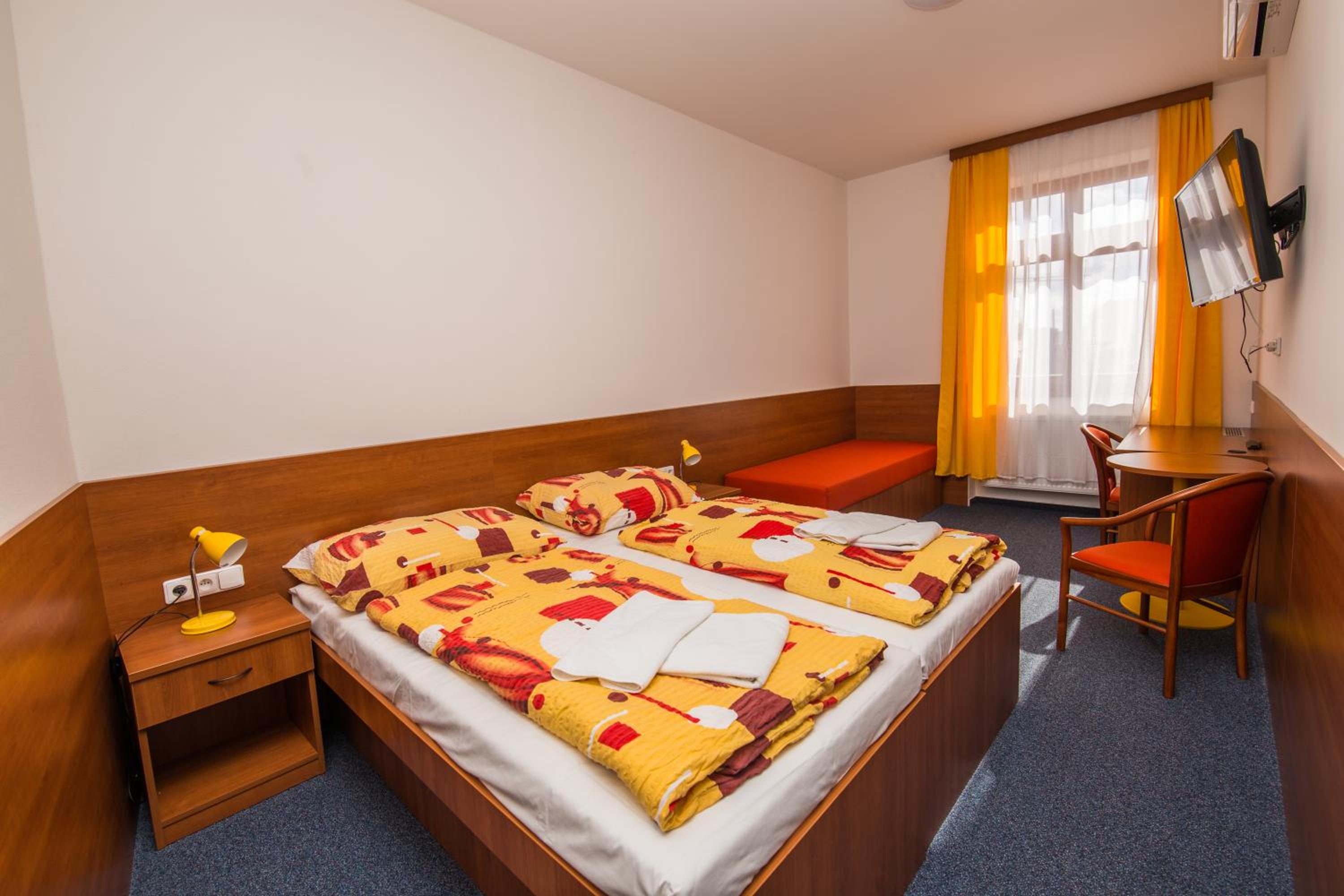 Standard Double or Twin Room - Photo 13