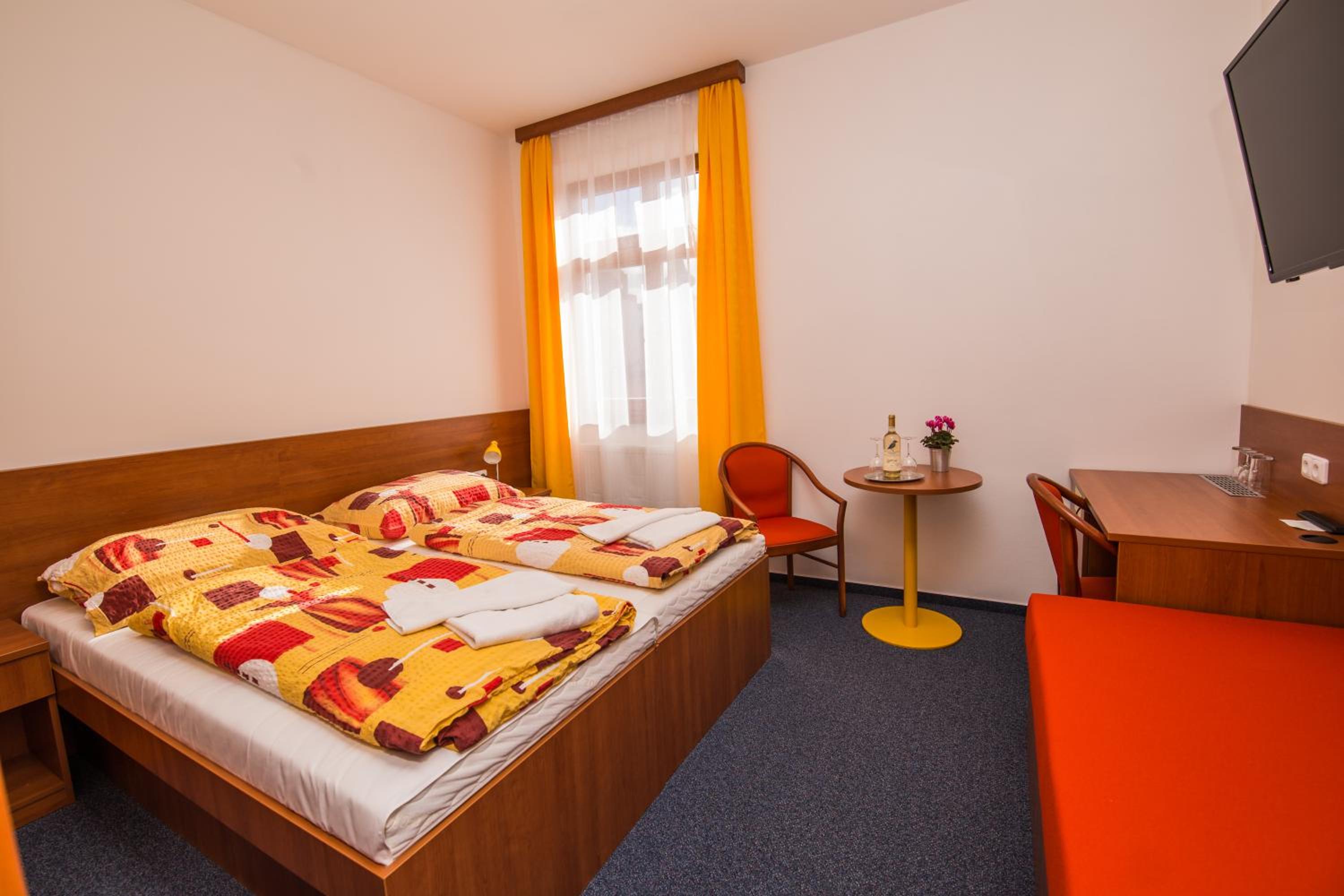 Standard Double or Twin Room - Photo 19