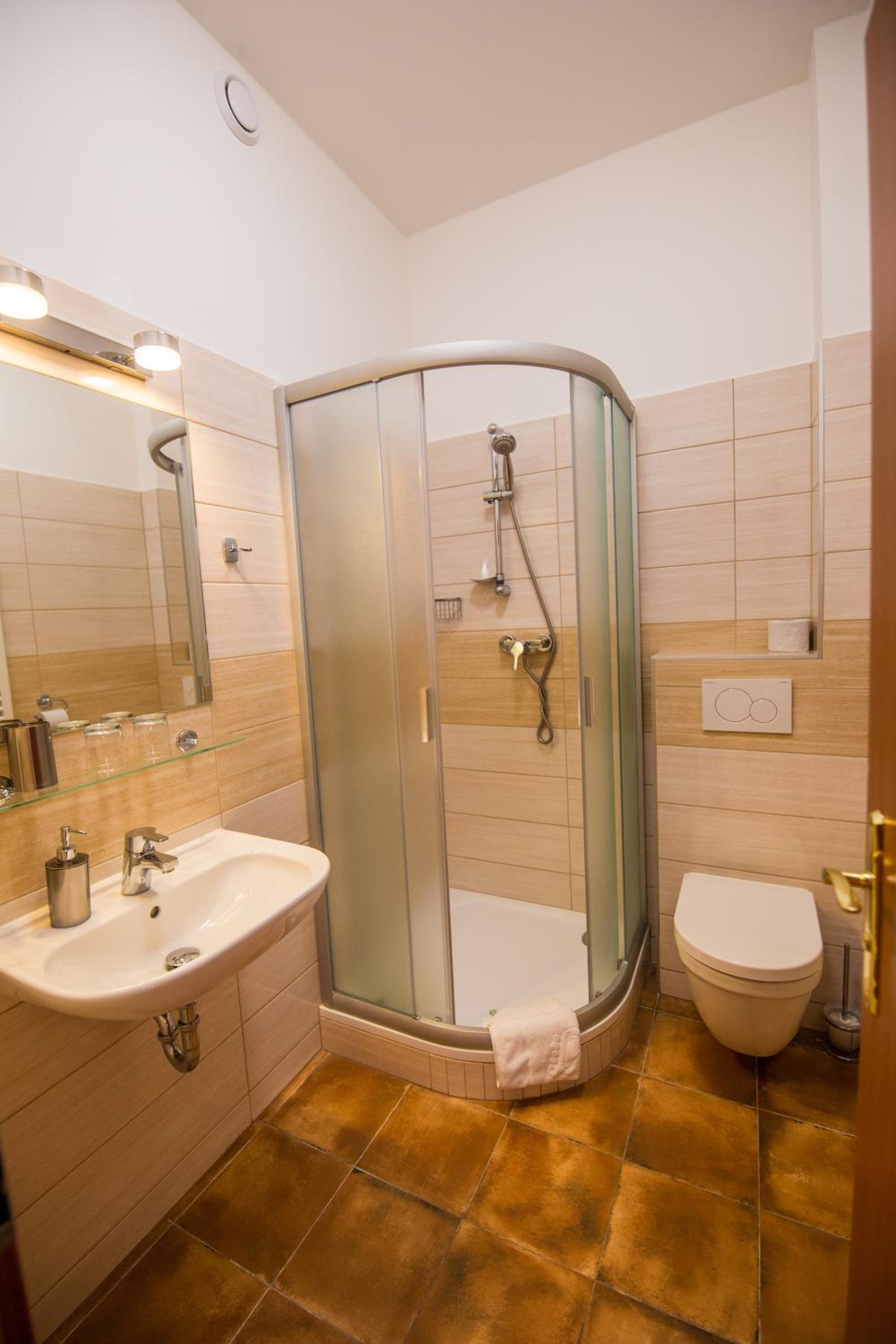 Standard Double or Twin Room - Photo 4