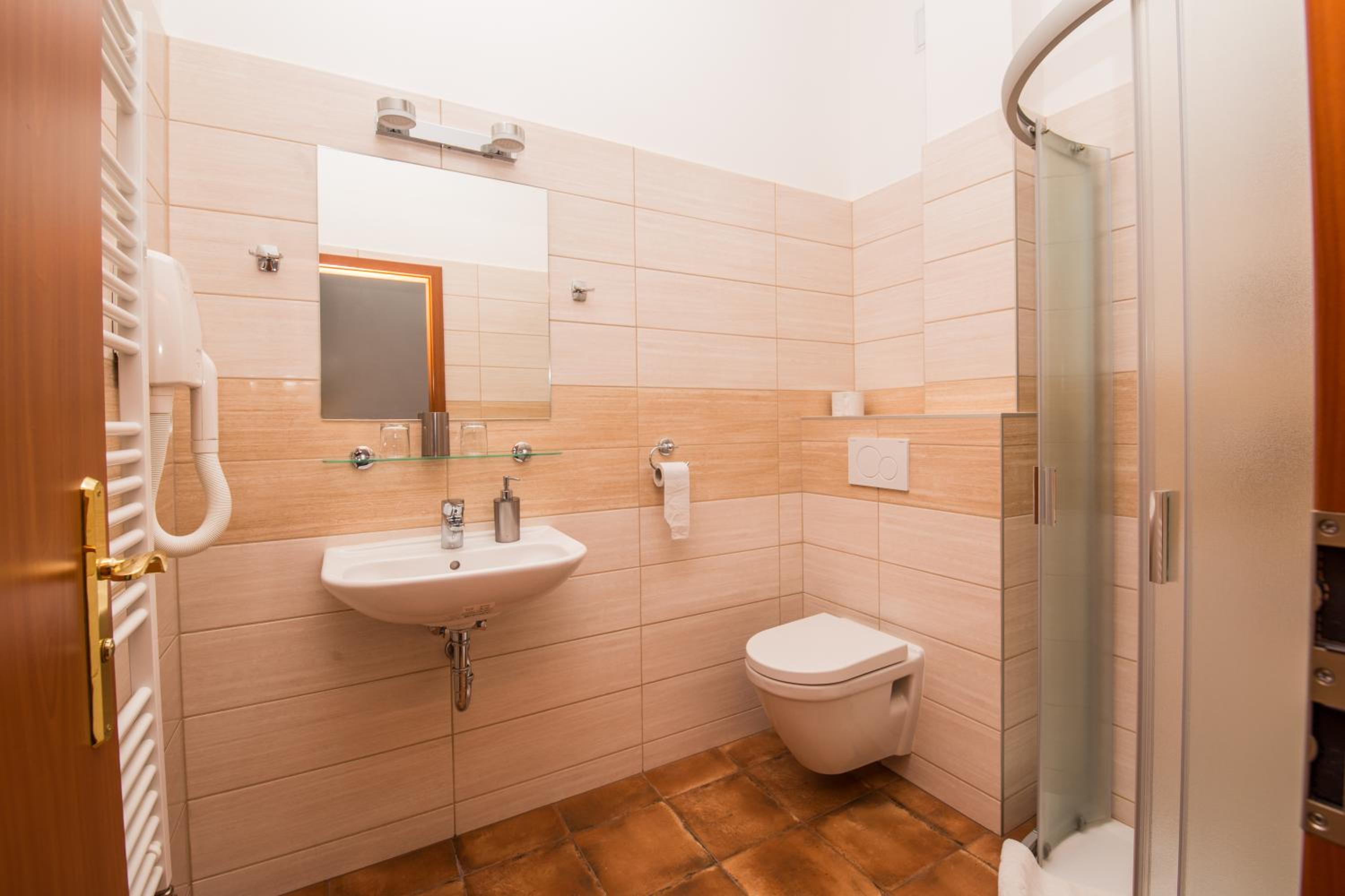 Standard Double or Twin Room - Photo 8