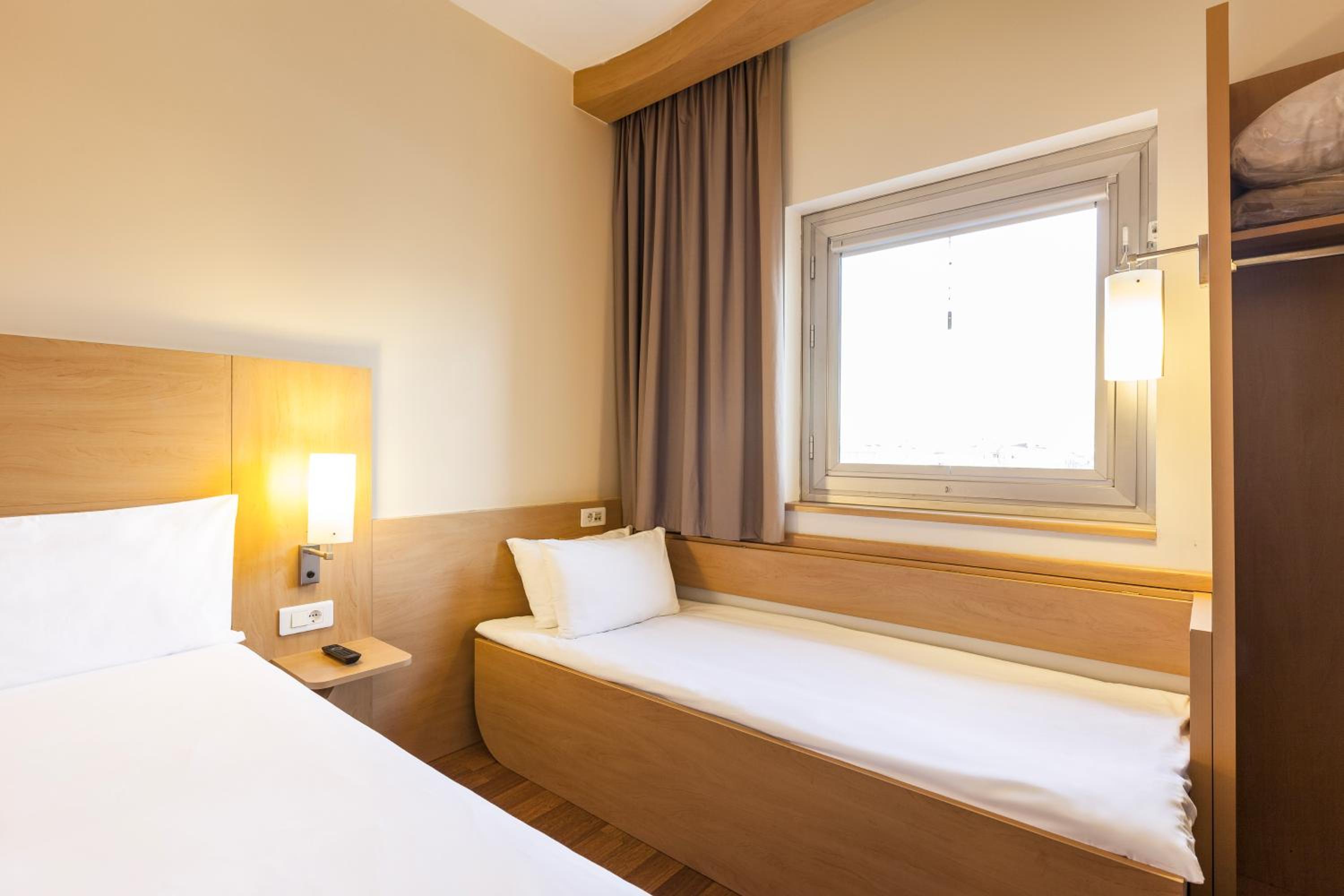 Queen Room with extra bed photo 2