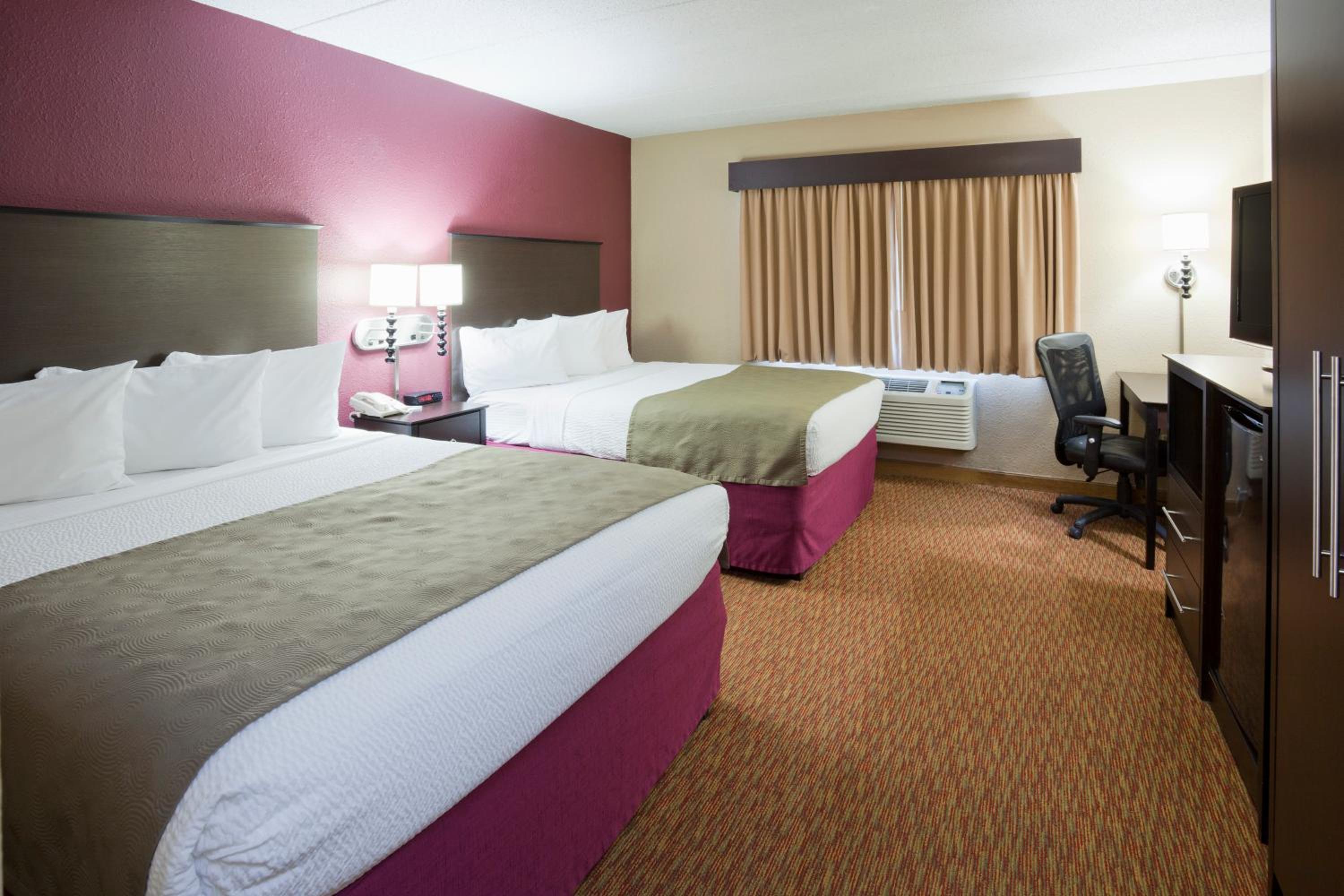 Queen Room with Two Queen Beds - Non-Smoking - Photo 4