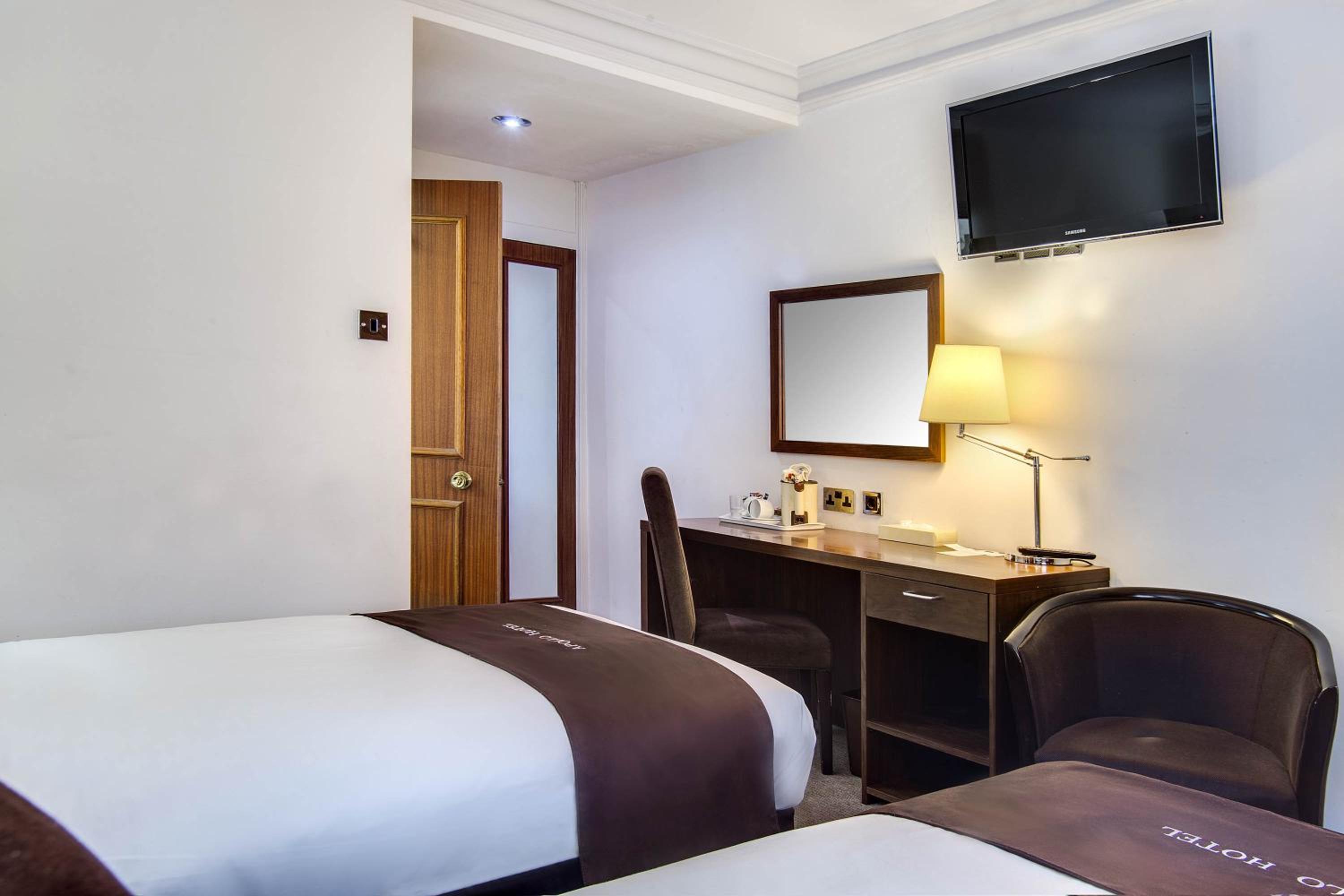 Premium Twin Room - Photo 3