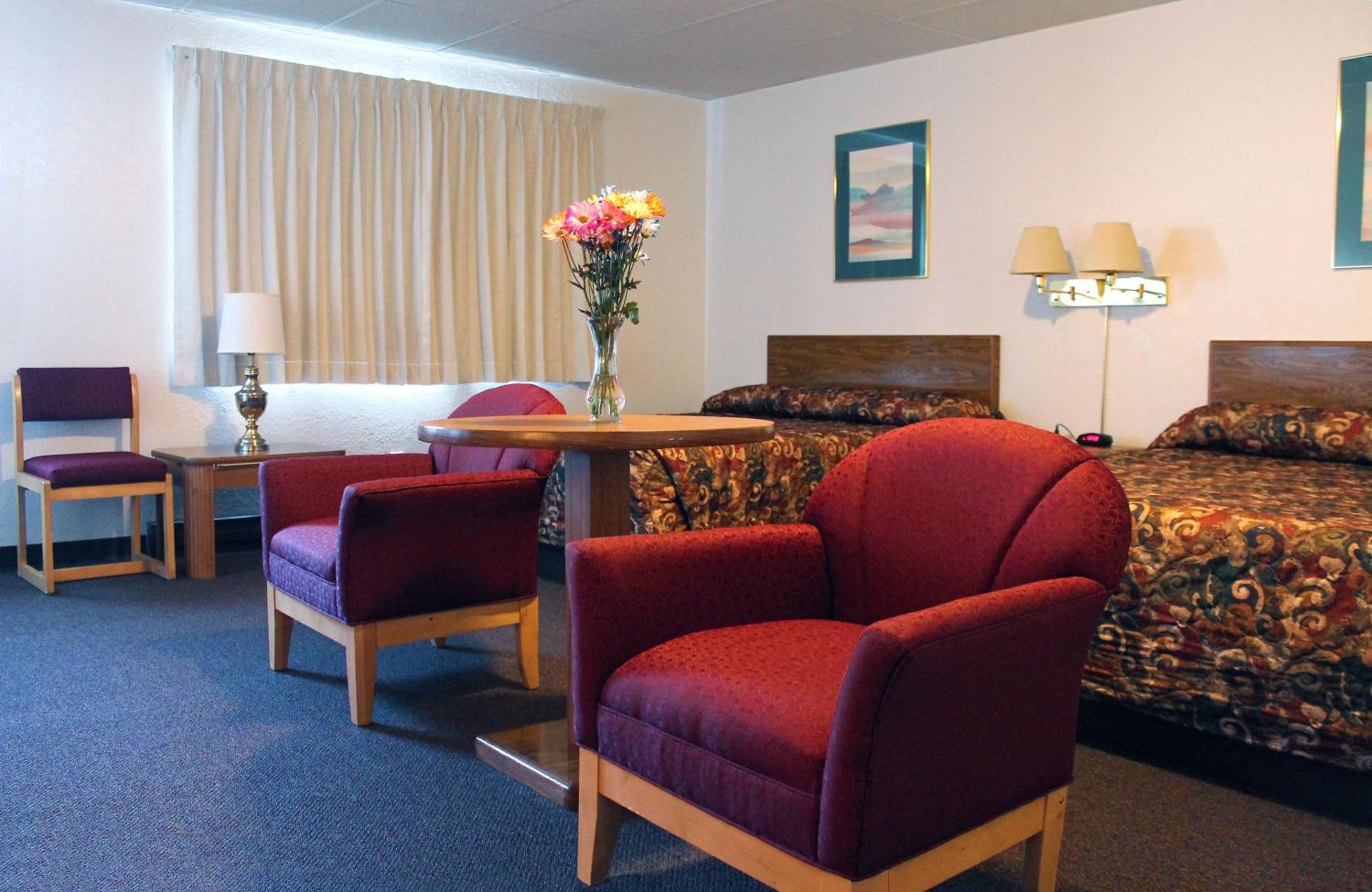 Queen Room with Two Queen Beds photo 3