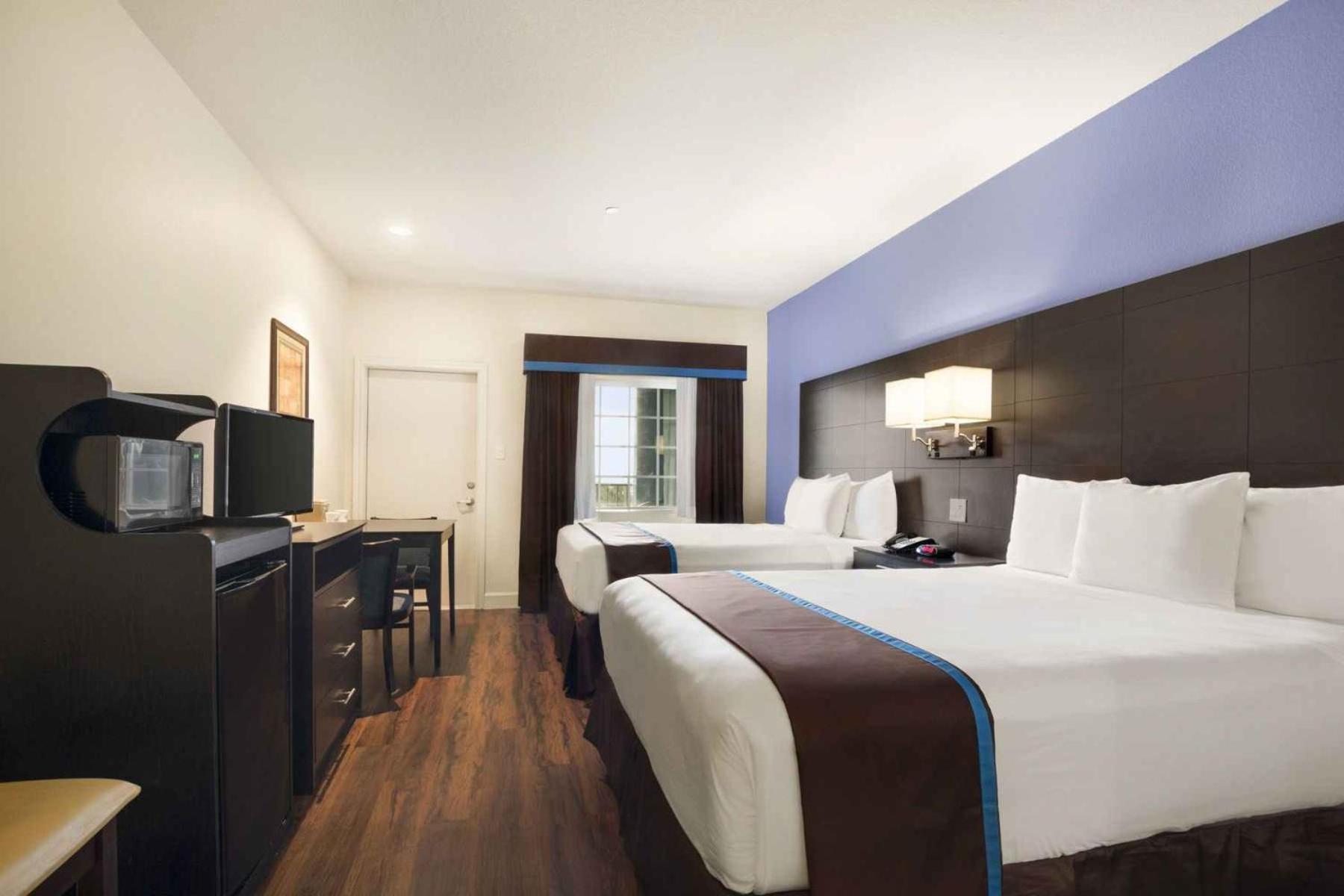 Deluxe Studio Suite with Two Queen Beds - Non-Smoking photo 2