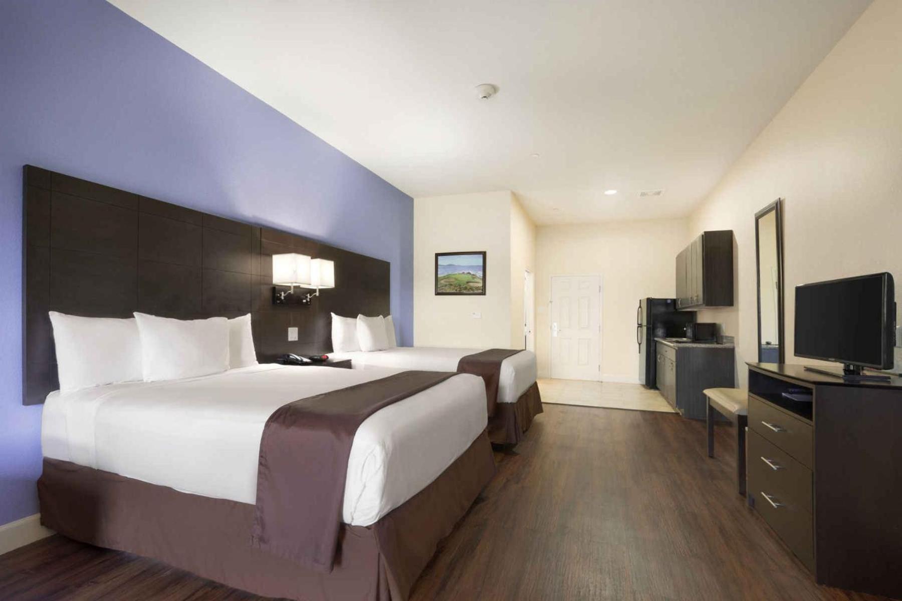 Deluxe Studio Suite with Two Queen Beds - Non-Smoking photo 3