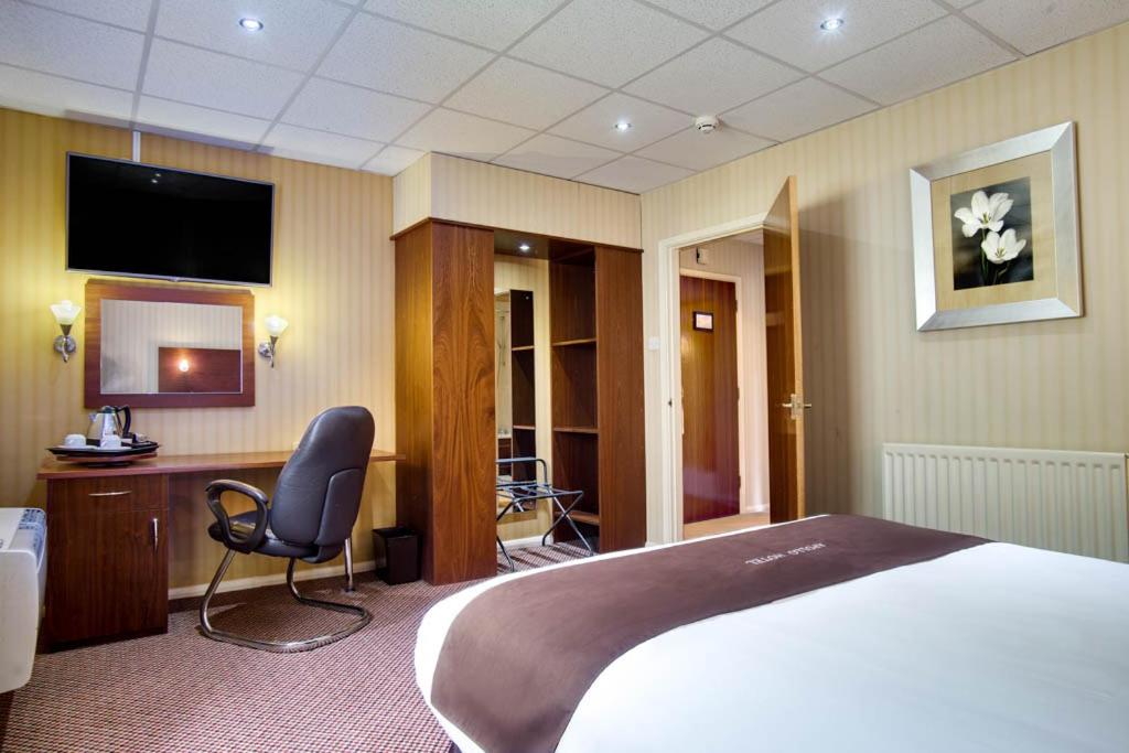 Suite - Queen Bed - Photo 2
