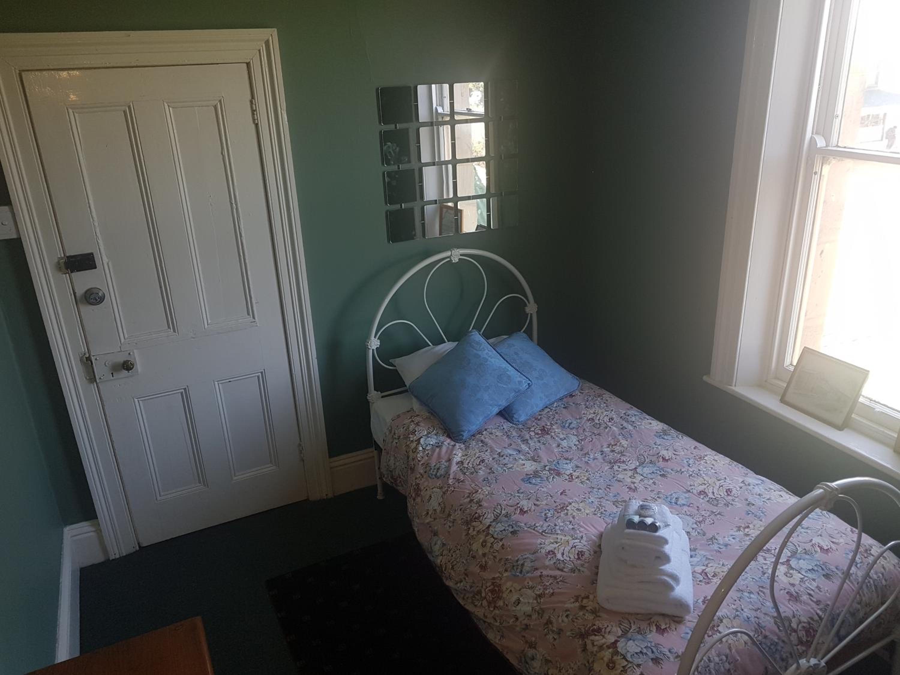 Budget Twin Room photo 3