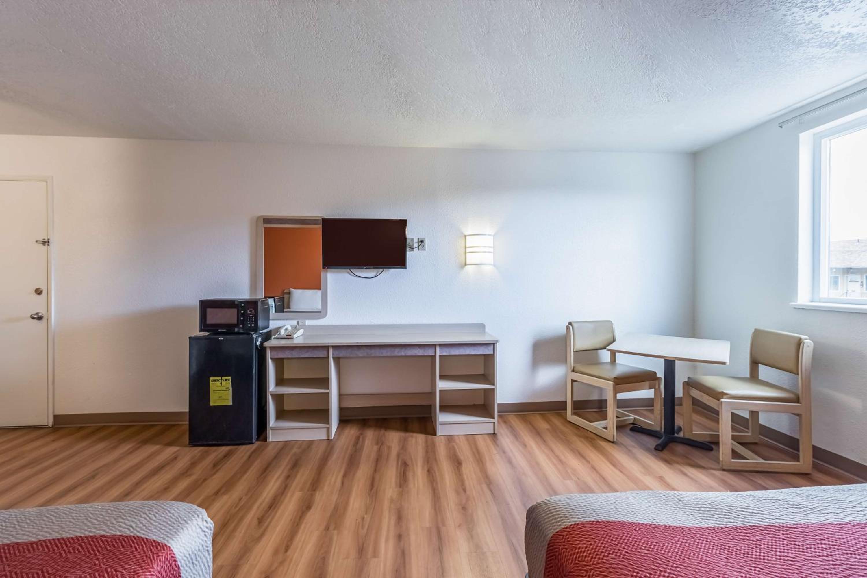 Queen Room with Two Queen Beds - Non-Smoking photo 2