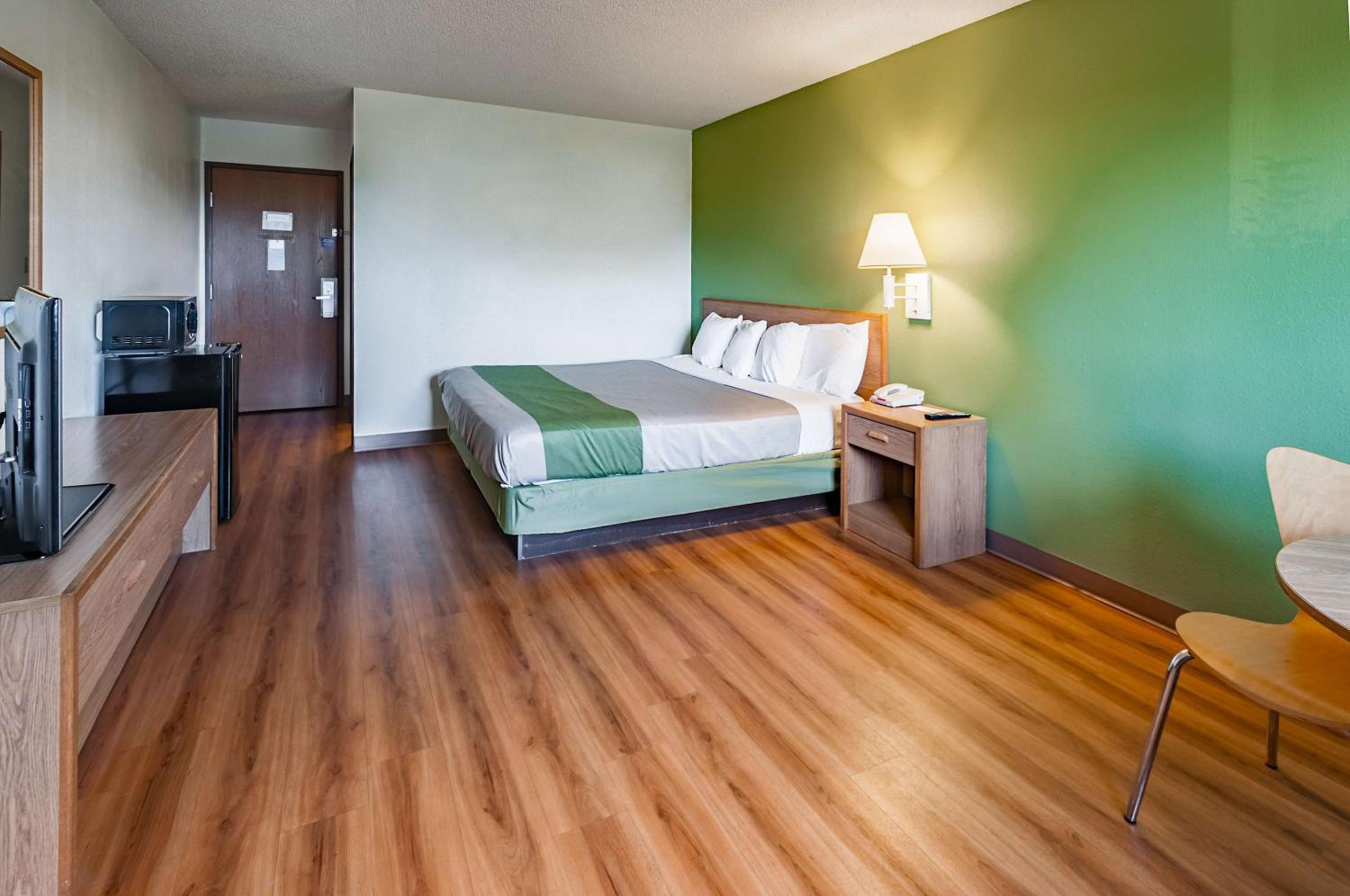 King Room - Non-Smoking - Photo 1