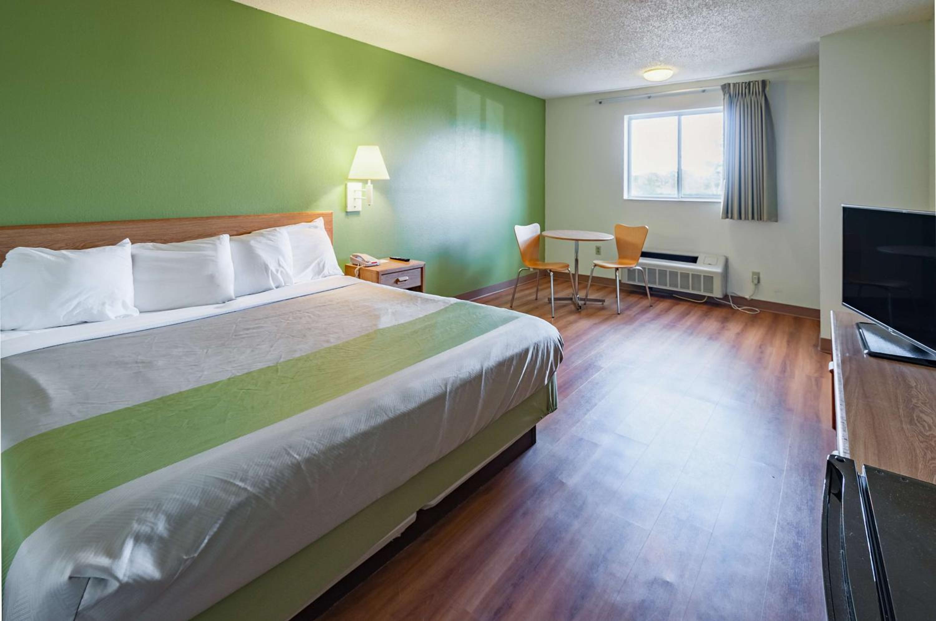 King Room - Non-Smoking - Photo 7