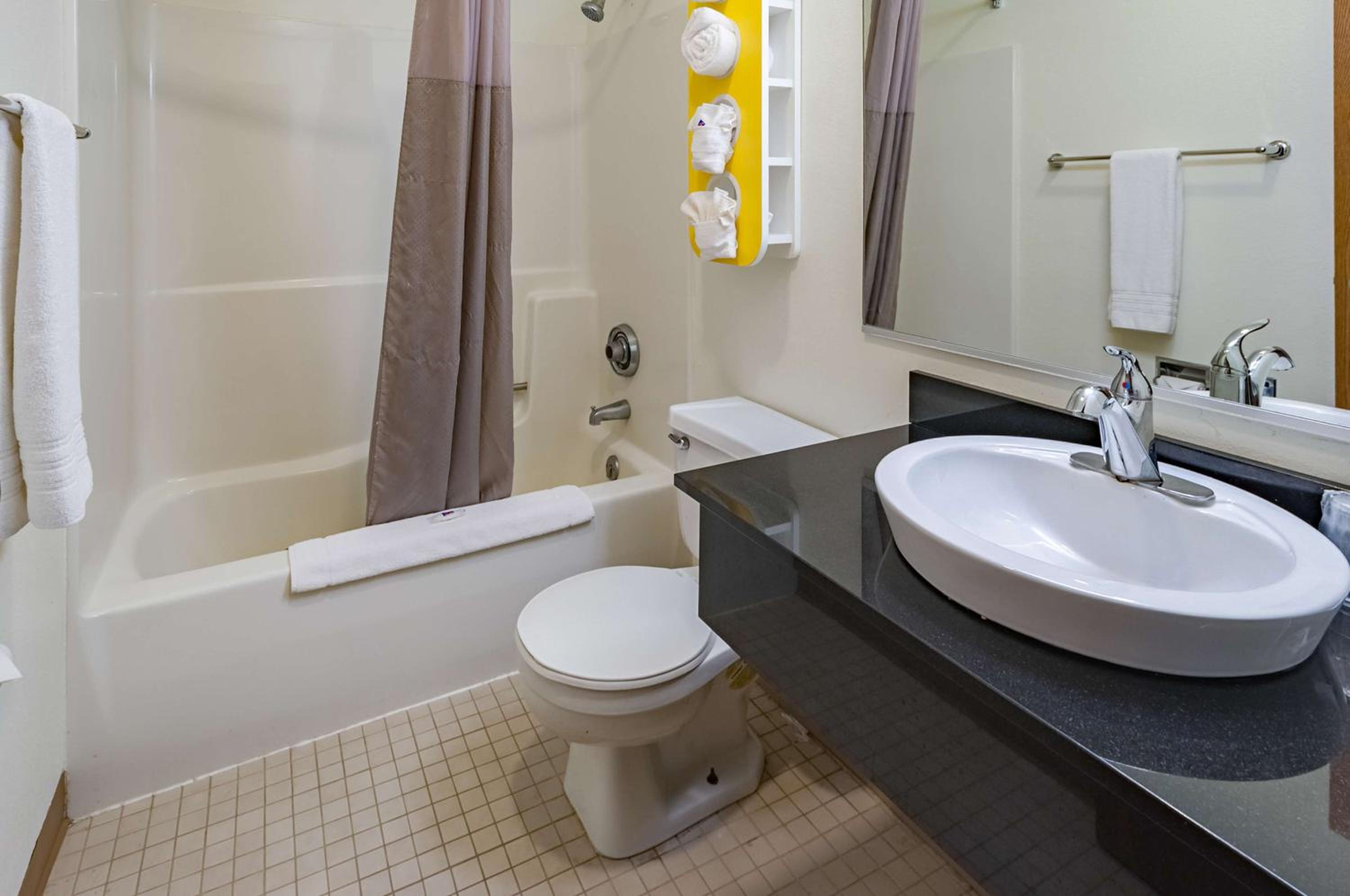 King Room - Non-Smoking - Photo 6