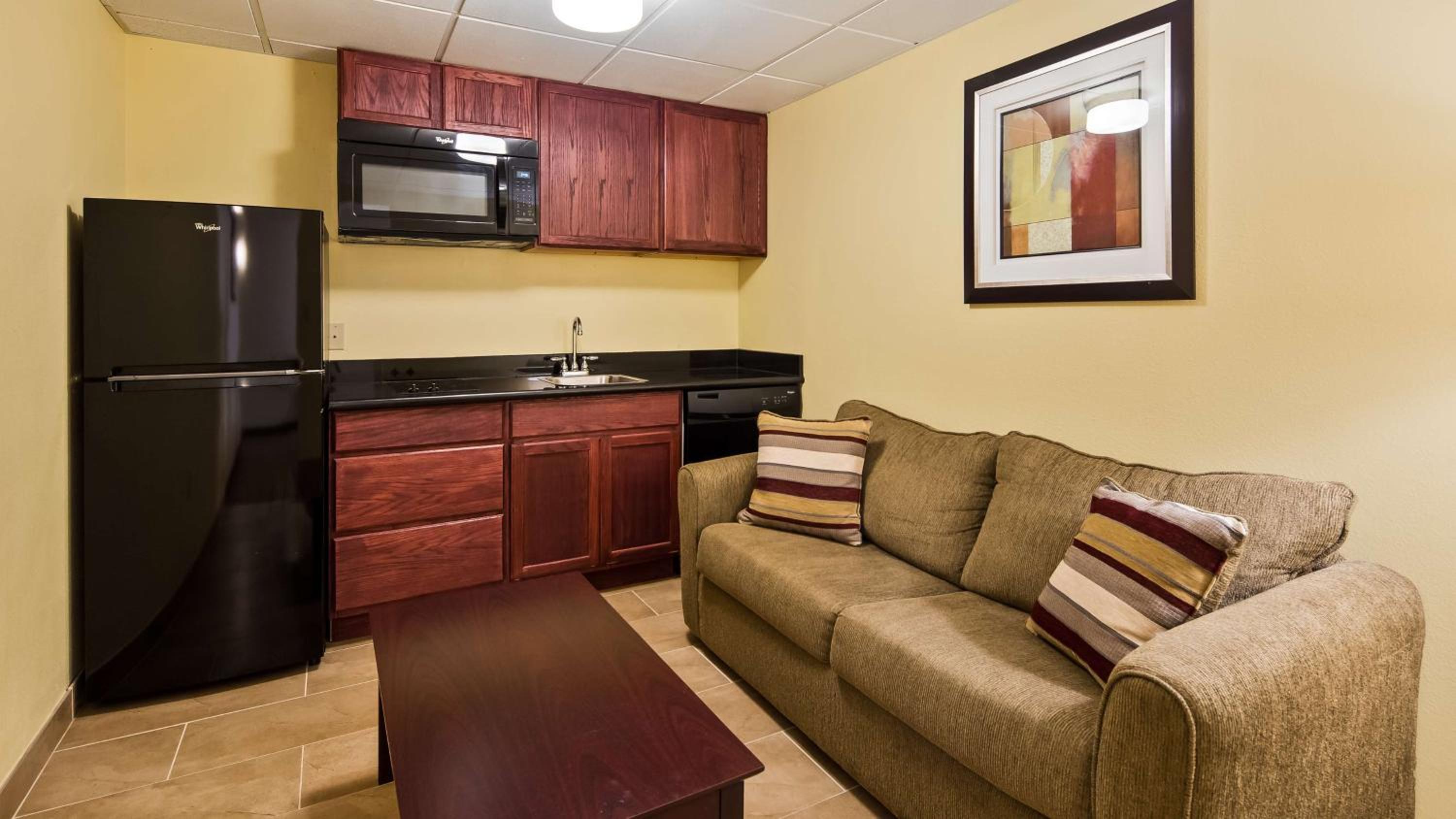 Queen Suite with Two Queen Beds and Sofa Bed - Kitchenette/Non-Smoking - Photo 8