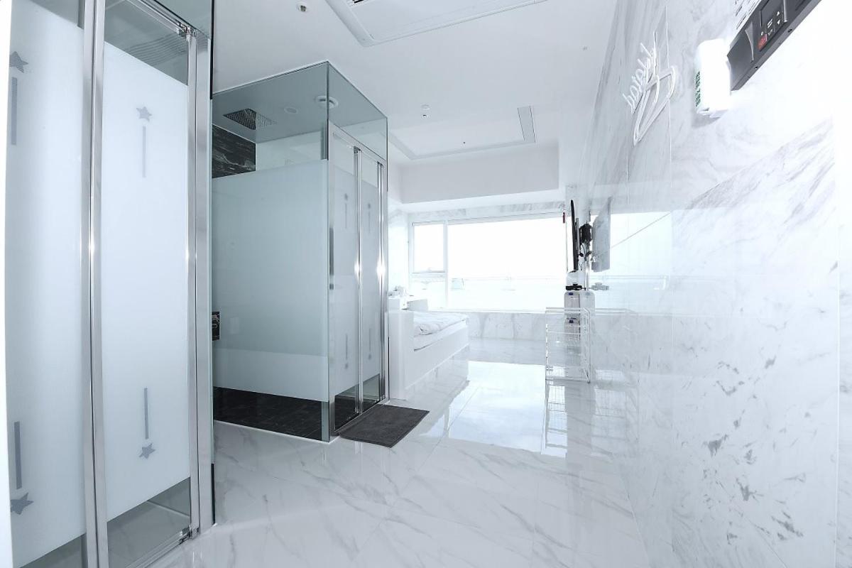 Premium Ocean Front Suite  - Photo 13