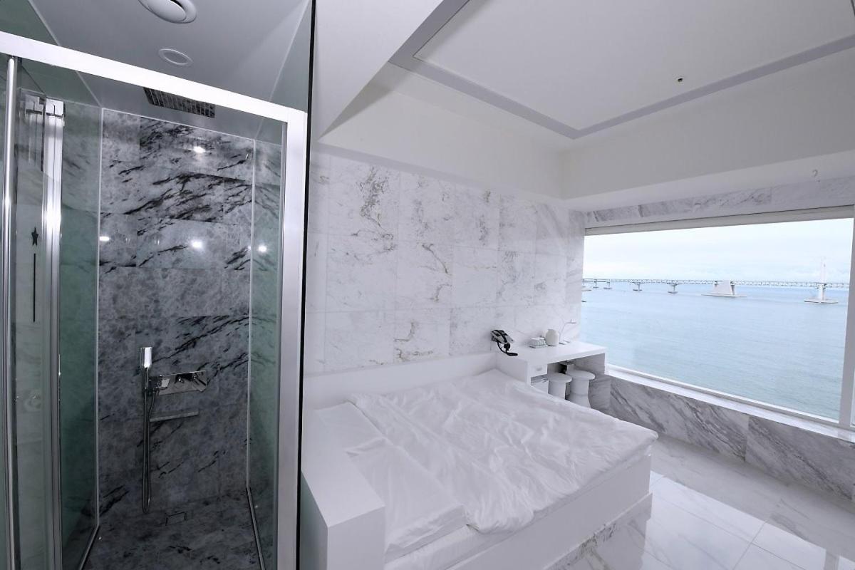 Premium Ocean Front Suite  - Photo 1