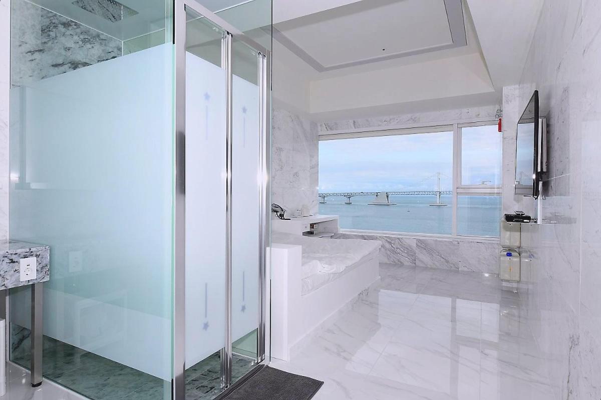 Premium Ocean Front Suite  - Photo 10