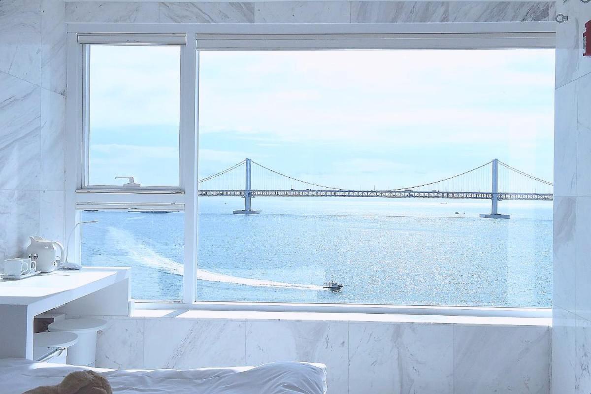 Premium Ocean Front Suite  - Photo 9