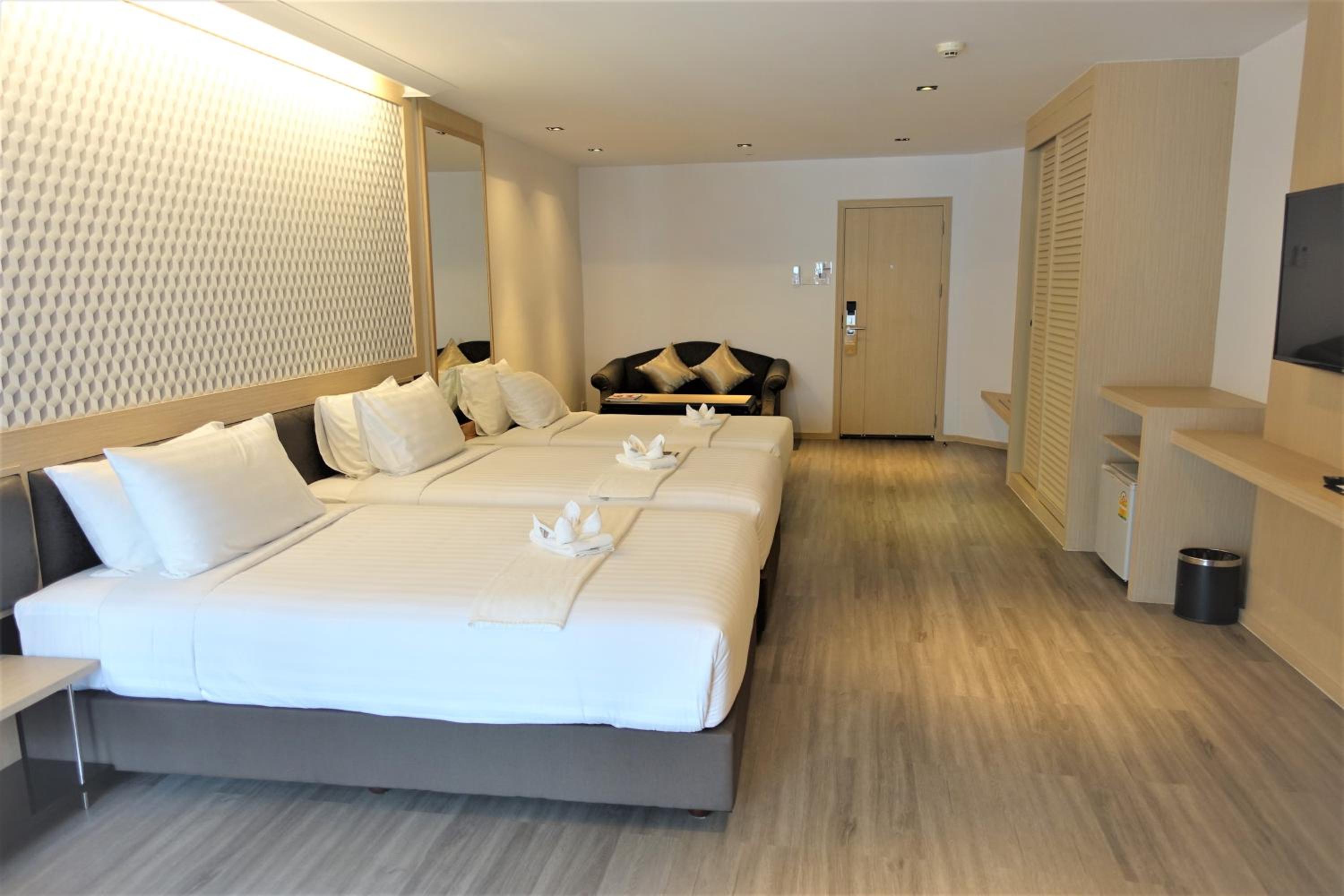 TRIPLE Family Room thumbnail 6
