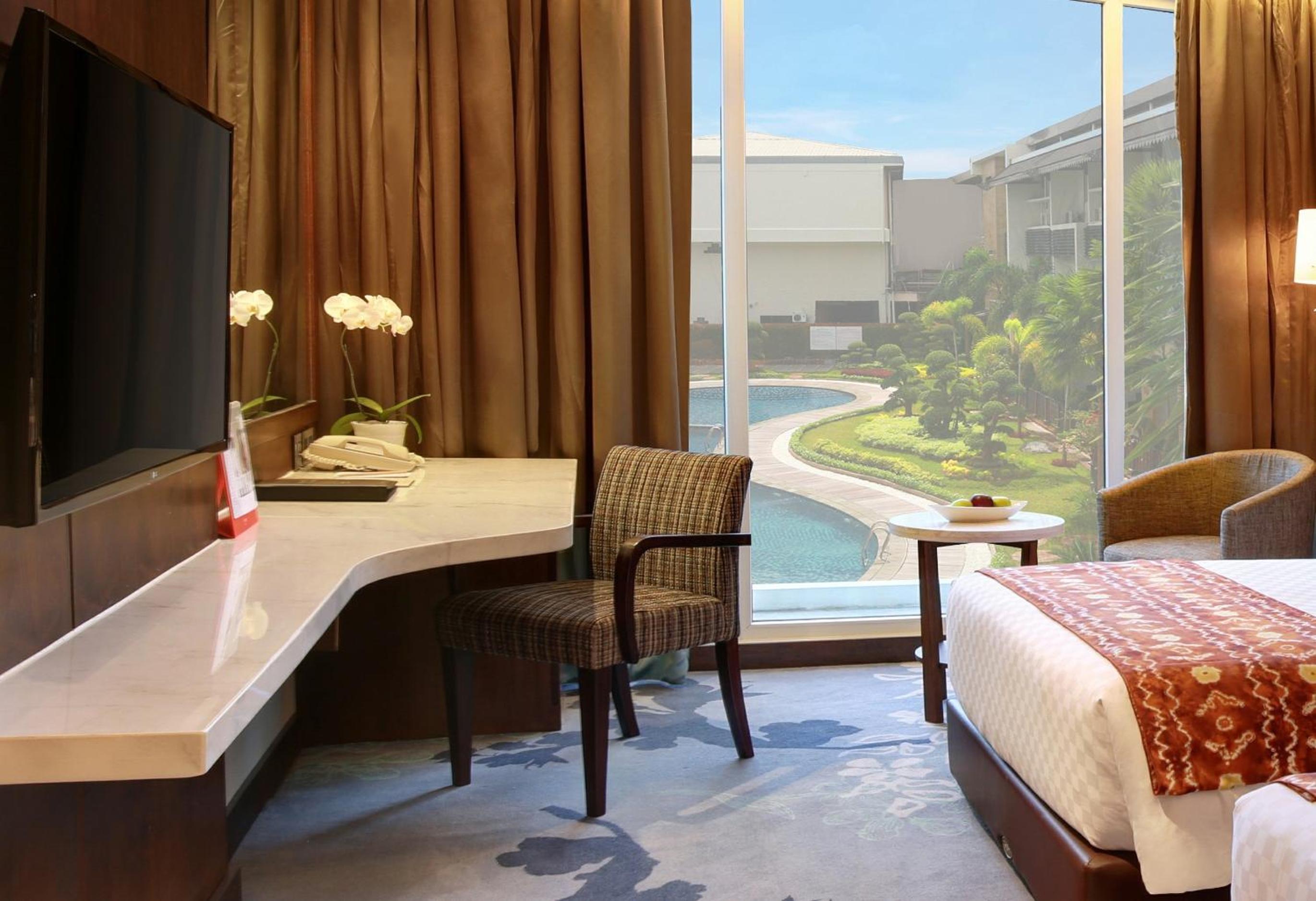 Deluxe Twin Pool View - Photo 2