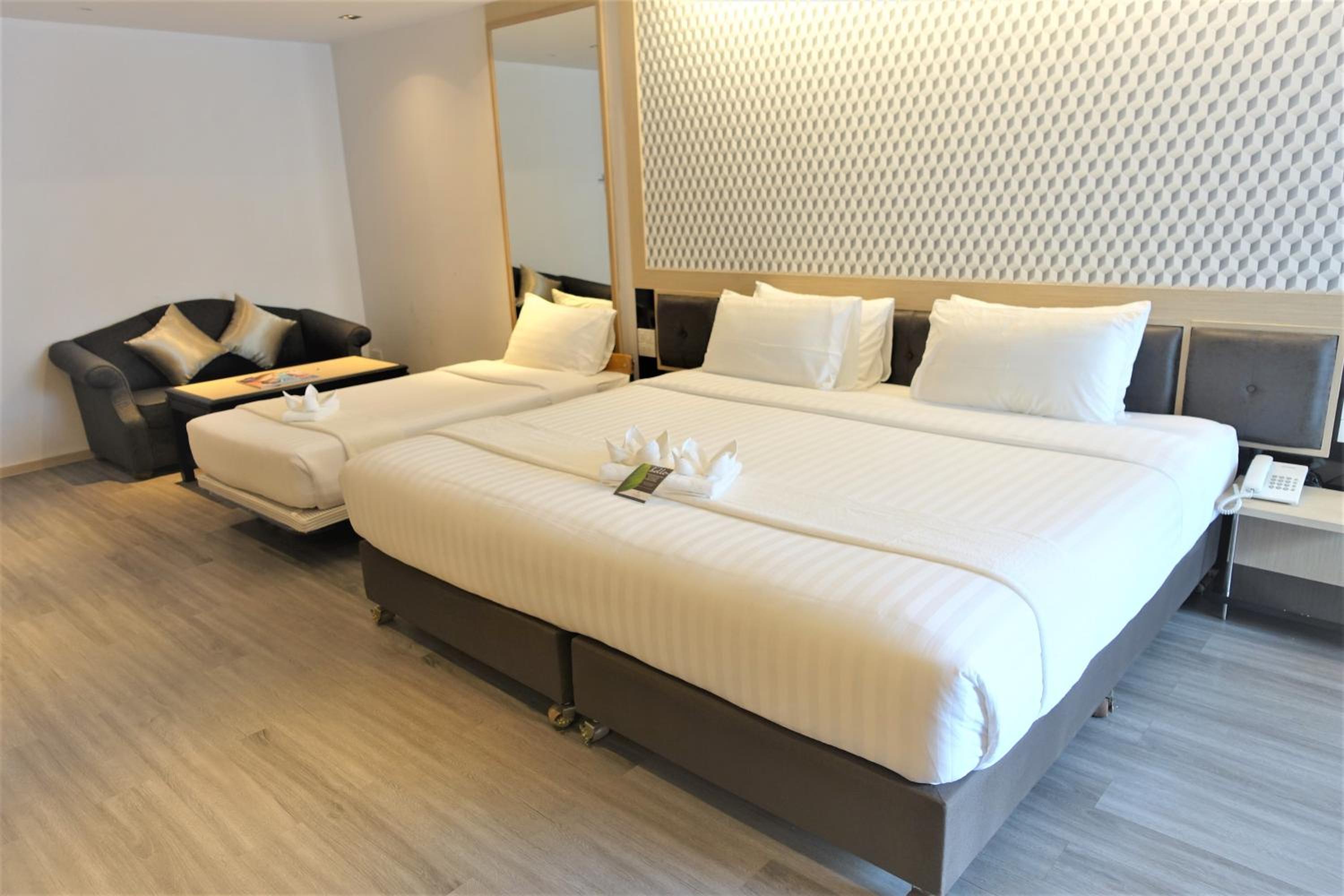 TRIPLE Family Room thumbnail 5