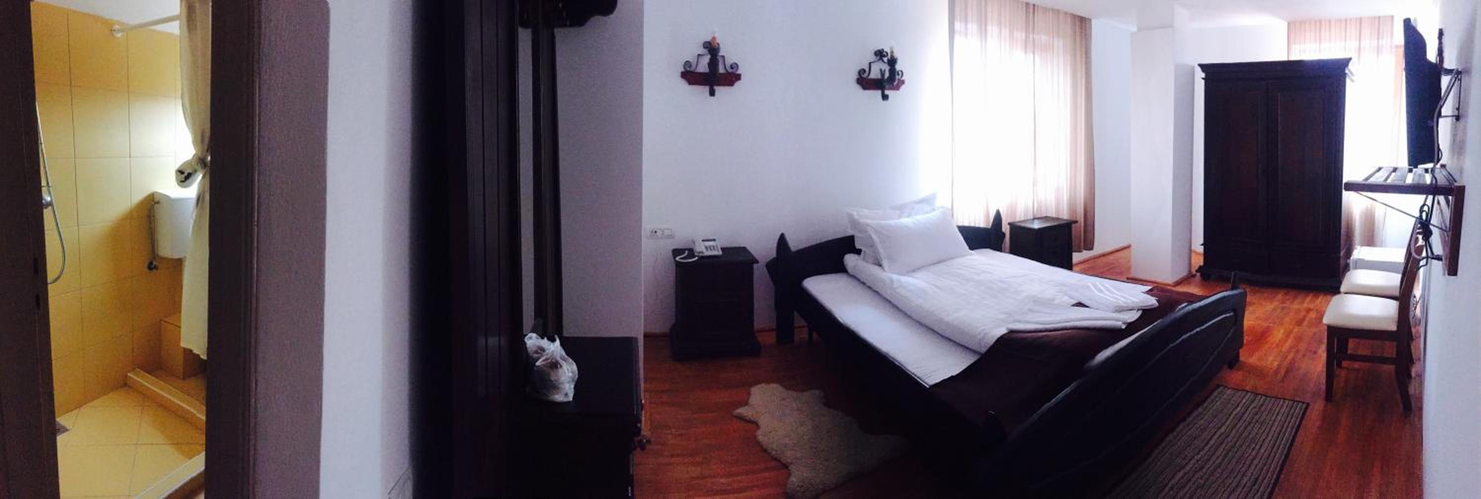 Double Room with Private Bathroom - Photo 4