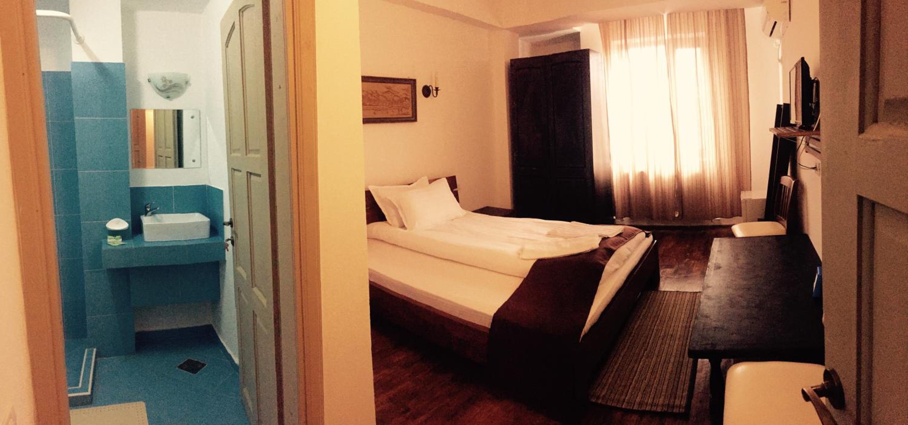 Single Room with Private Bathroom photo 3