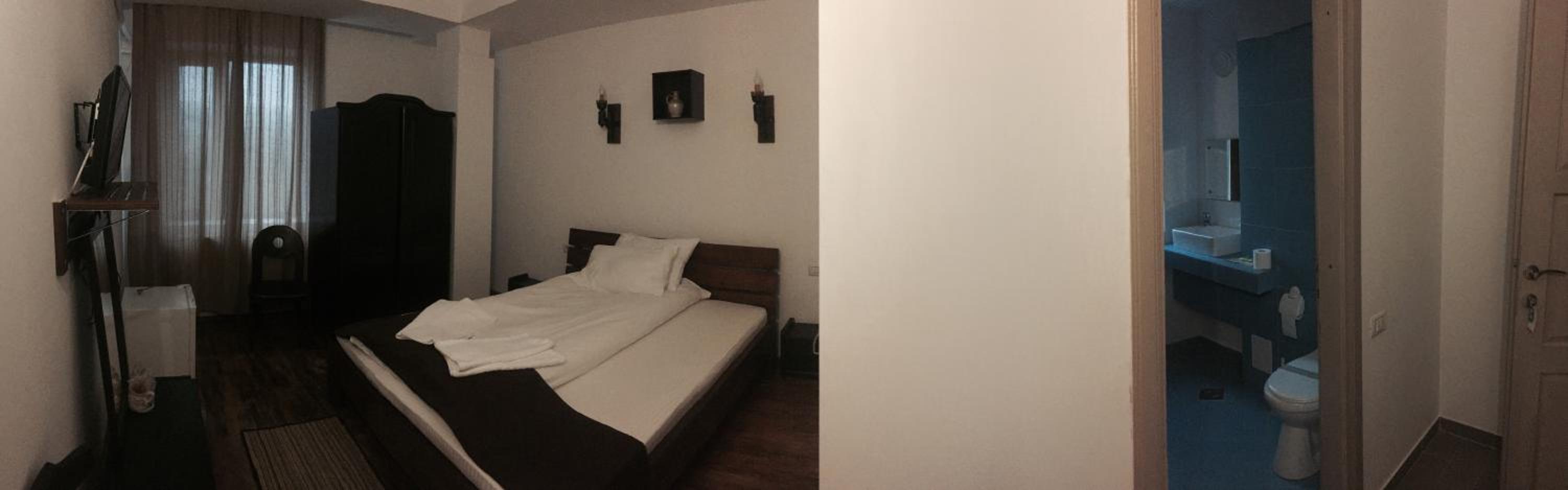 Double Room with Private Bathroom - Photo 2