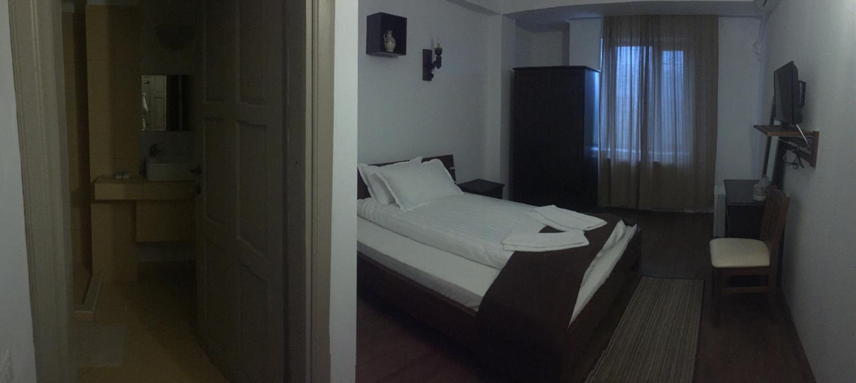 Double Room with Private Bathroom - Photo 3