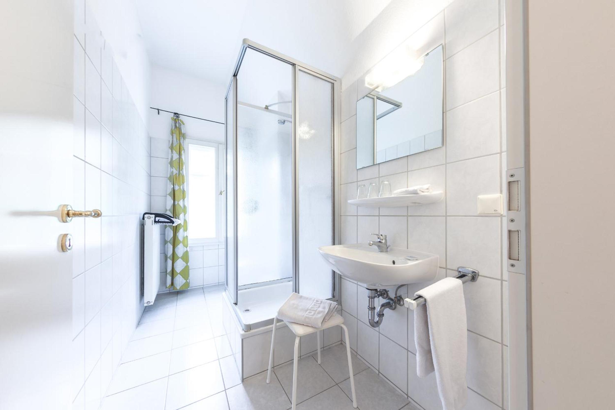 Apartment with Shower photo 3
