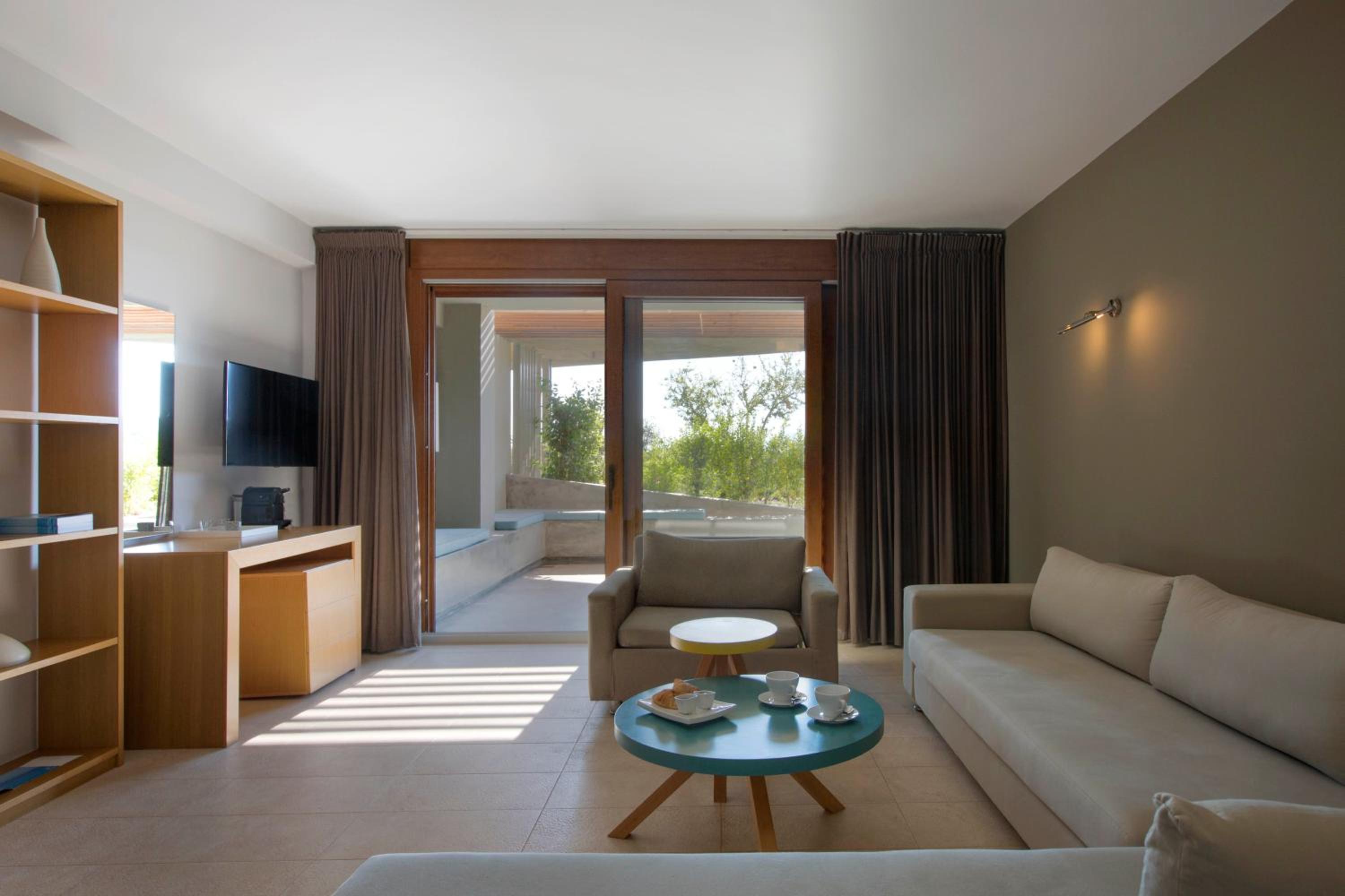 Family Suite with Garden View photo 3