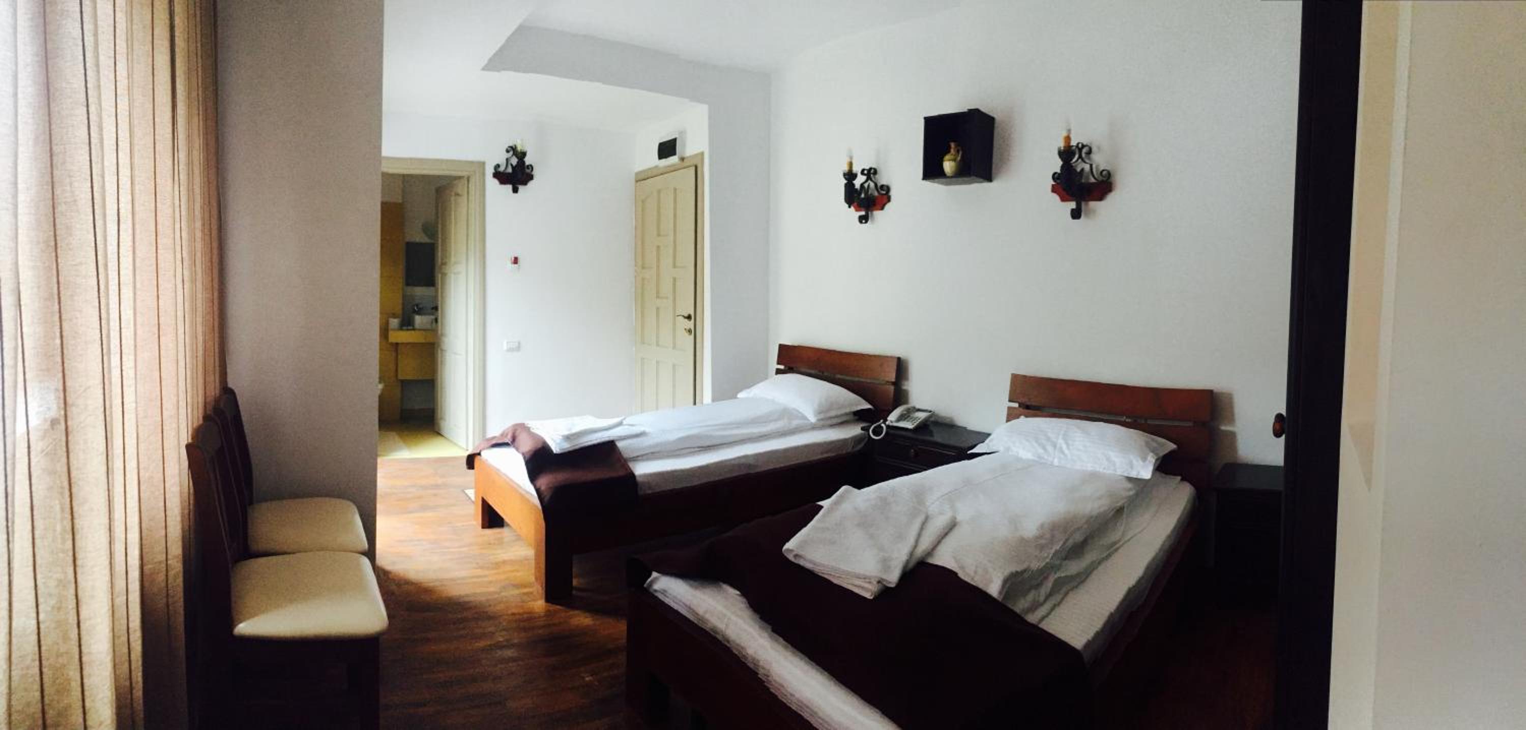 Twin Room with Private Bathroom photo 3