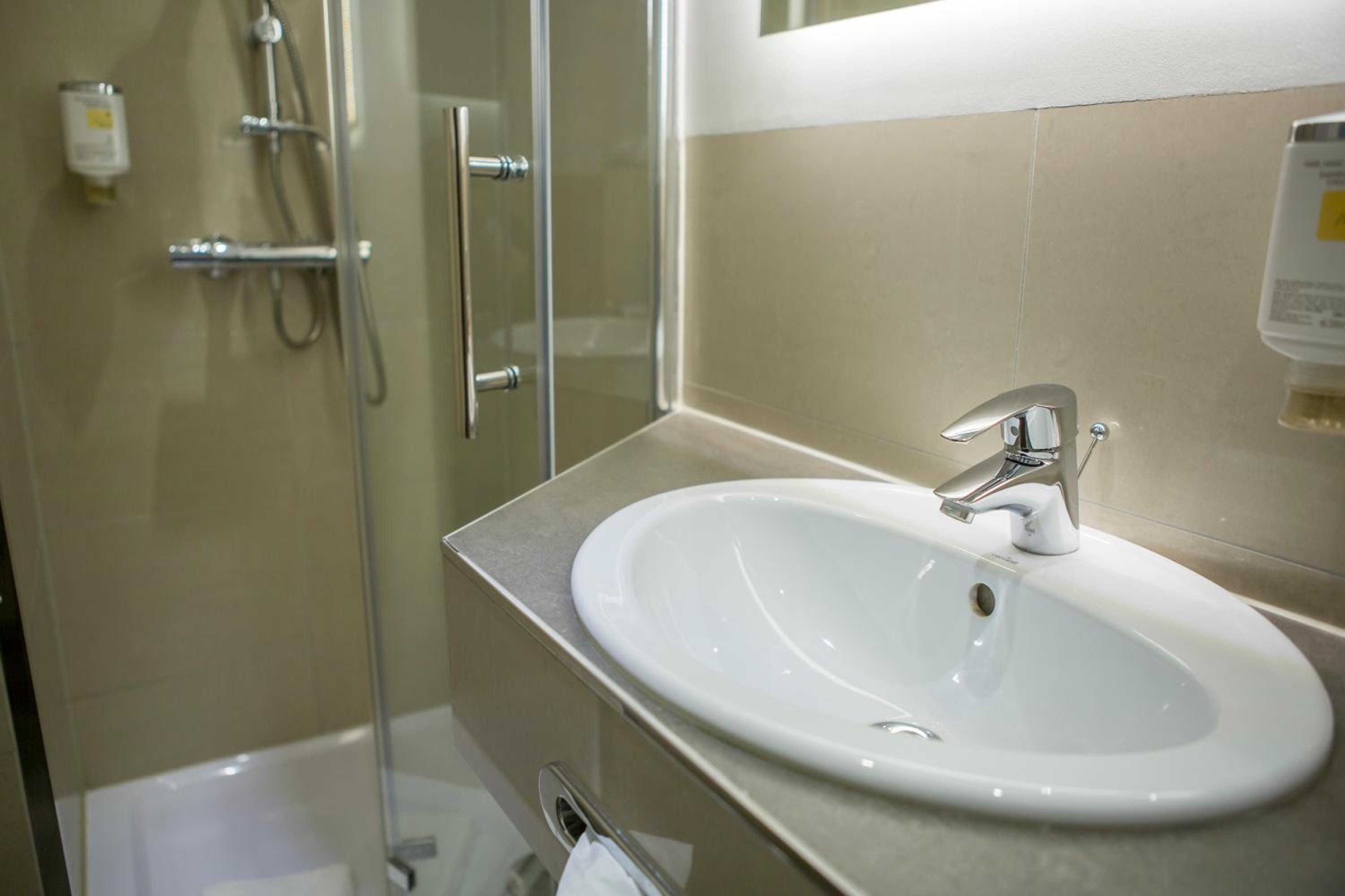 Standard Double Room - Photo 9