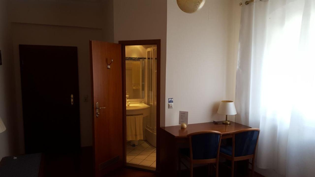 Standard Twin Room - Photo 2