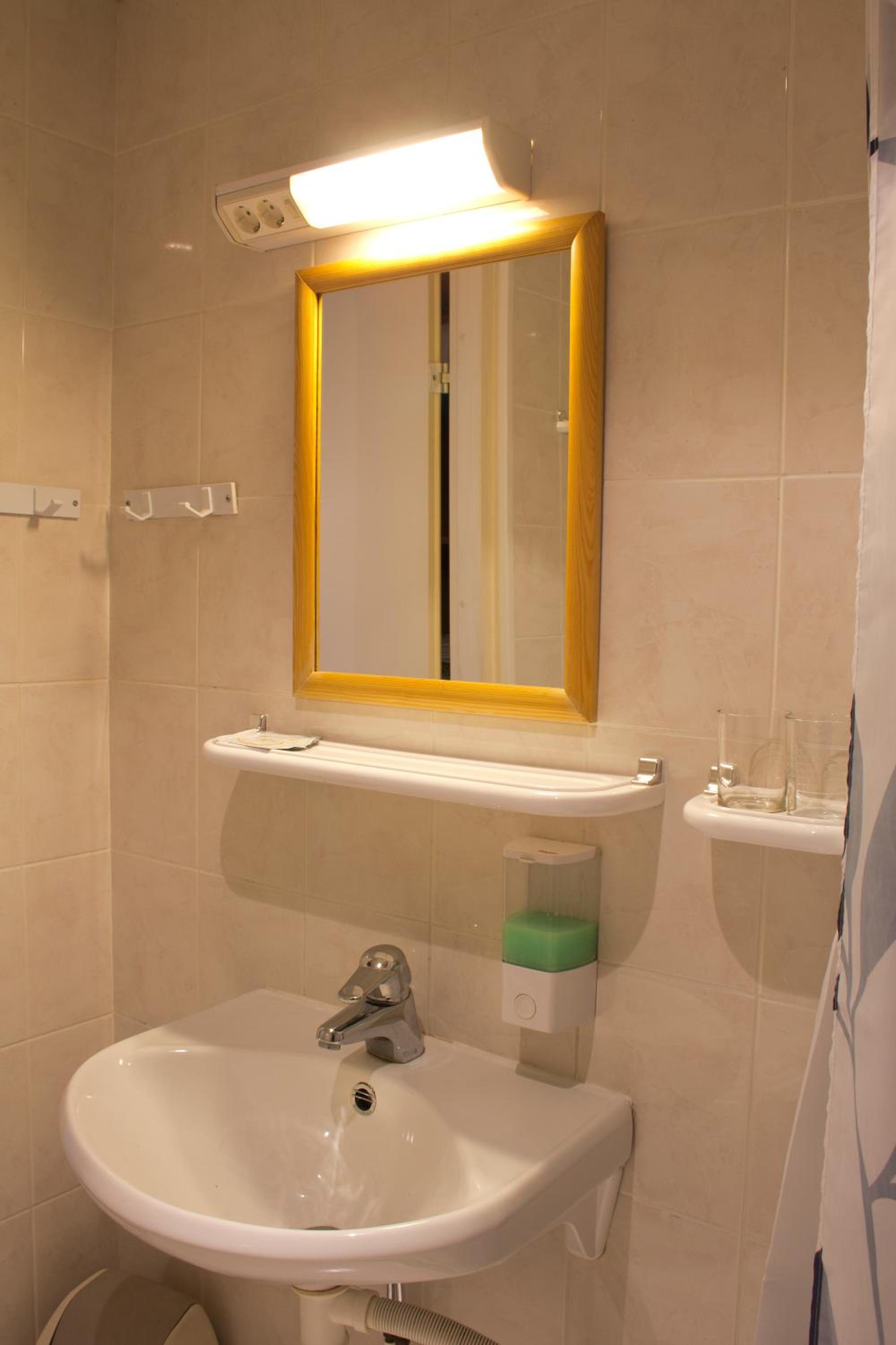 Twin Room - Photo 5