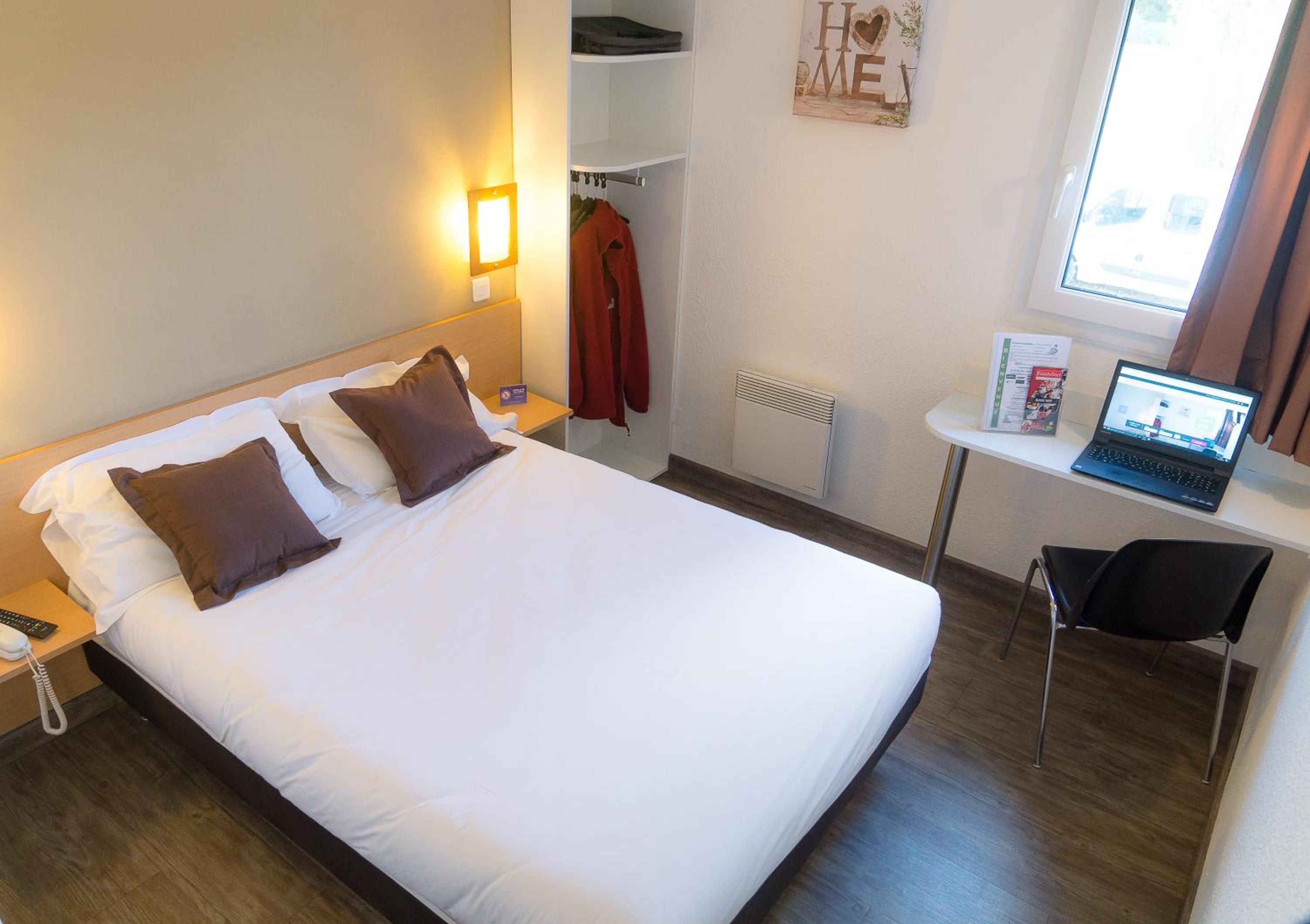Double Room with Air-Conditioning - Photo 12