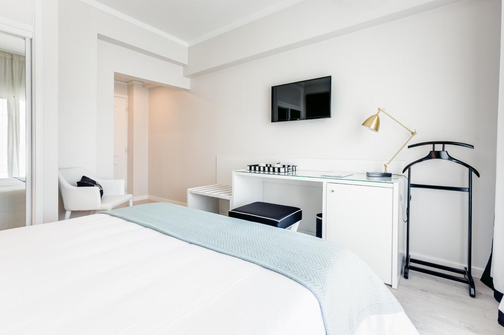 Double or Twin Room - Photo 3