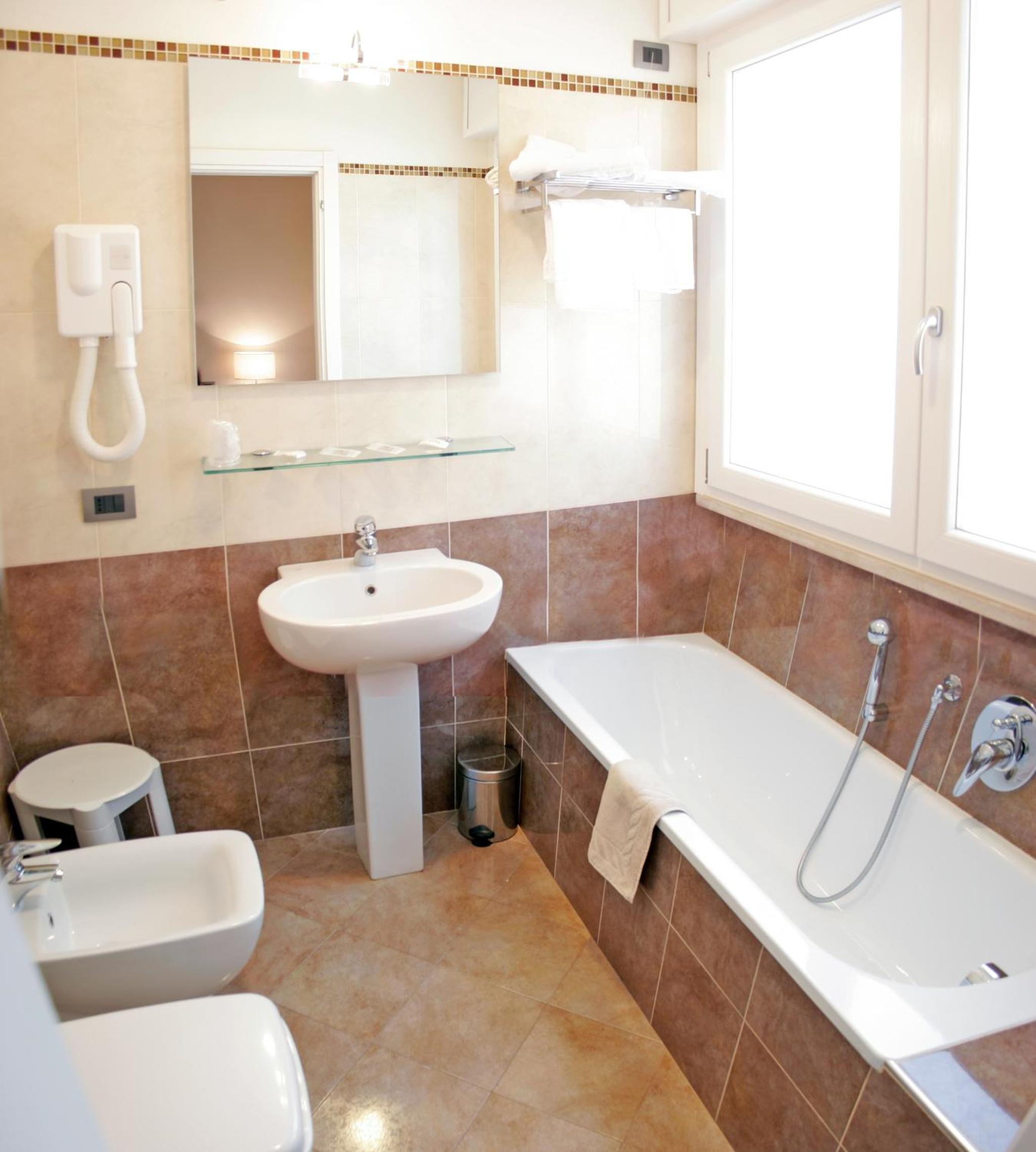 Standard Double or Twin Room - Photo 6
