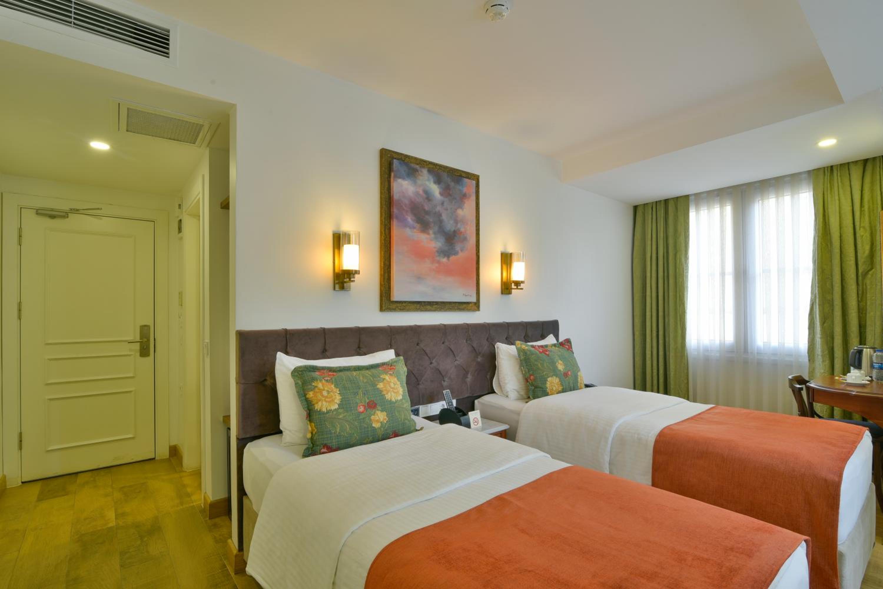 Twin Room - Non-Smoking photo 3