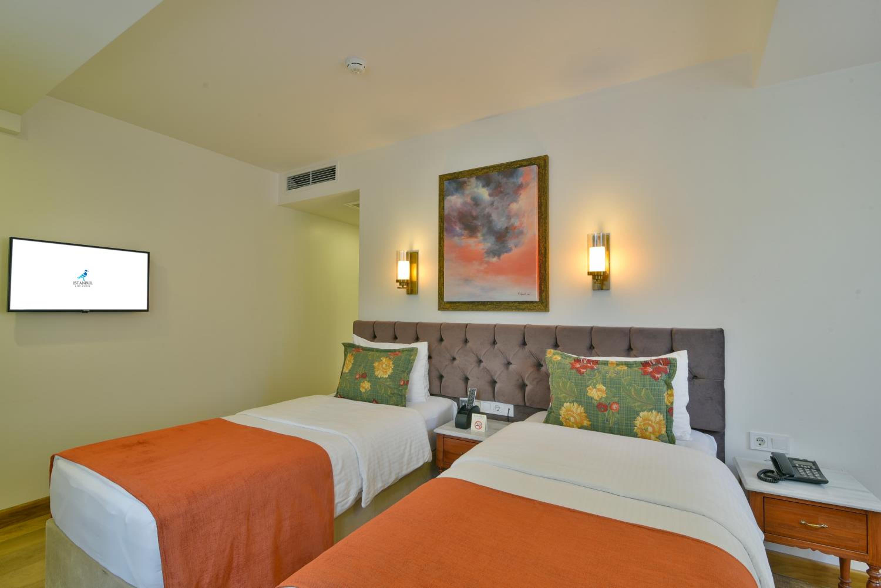 Twin Room - Non-Smoking photo 2
