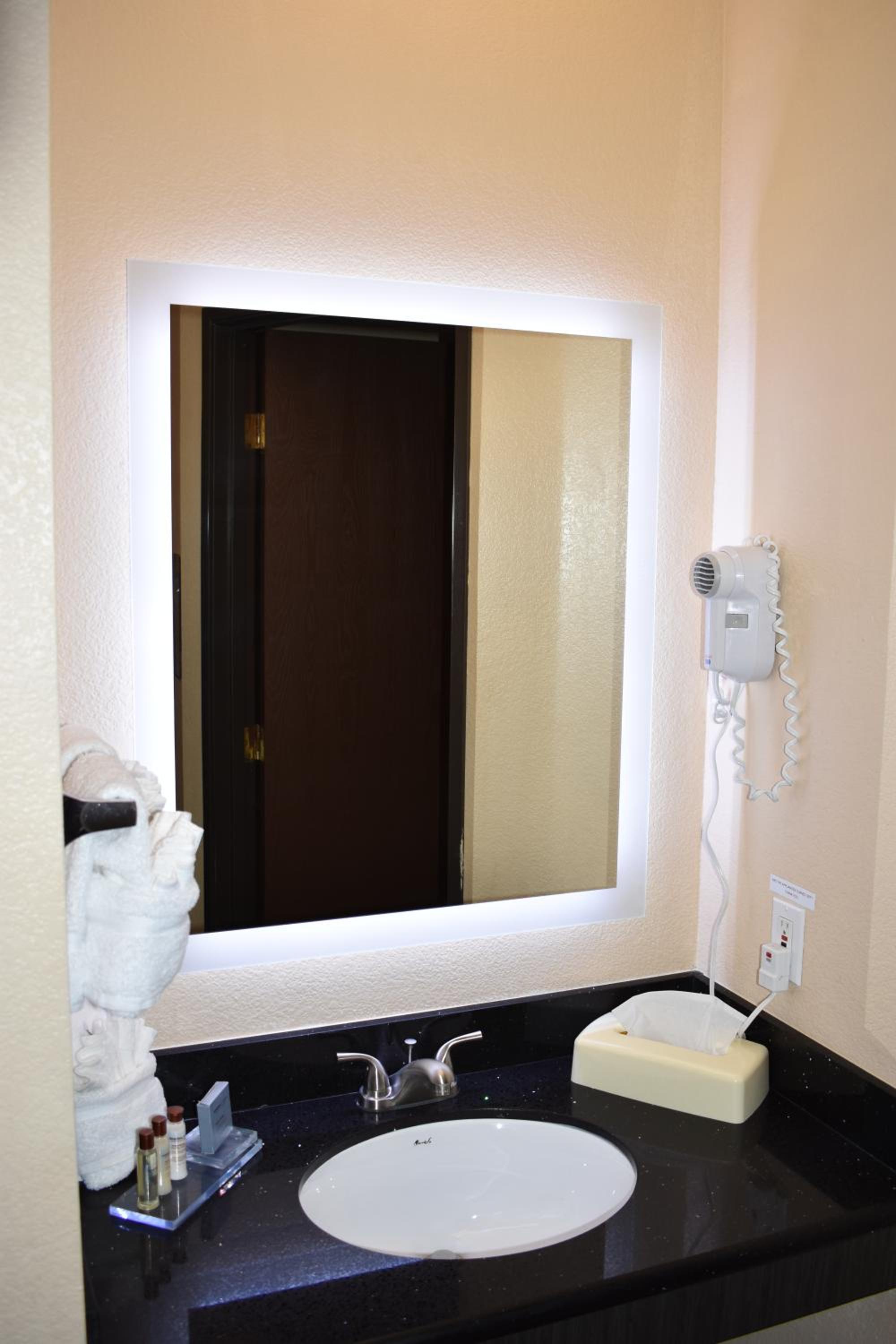 Queen Room w/ Two Queen Beds - Non Smoking - Photo 2