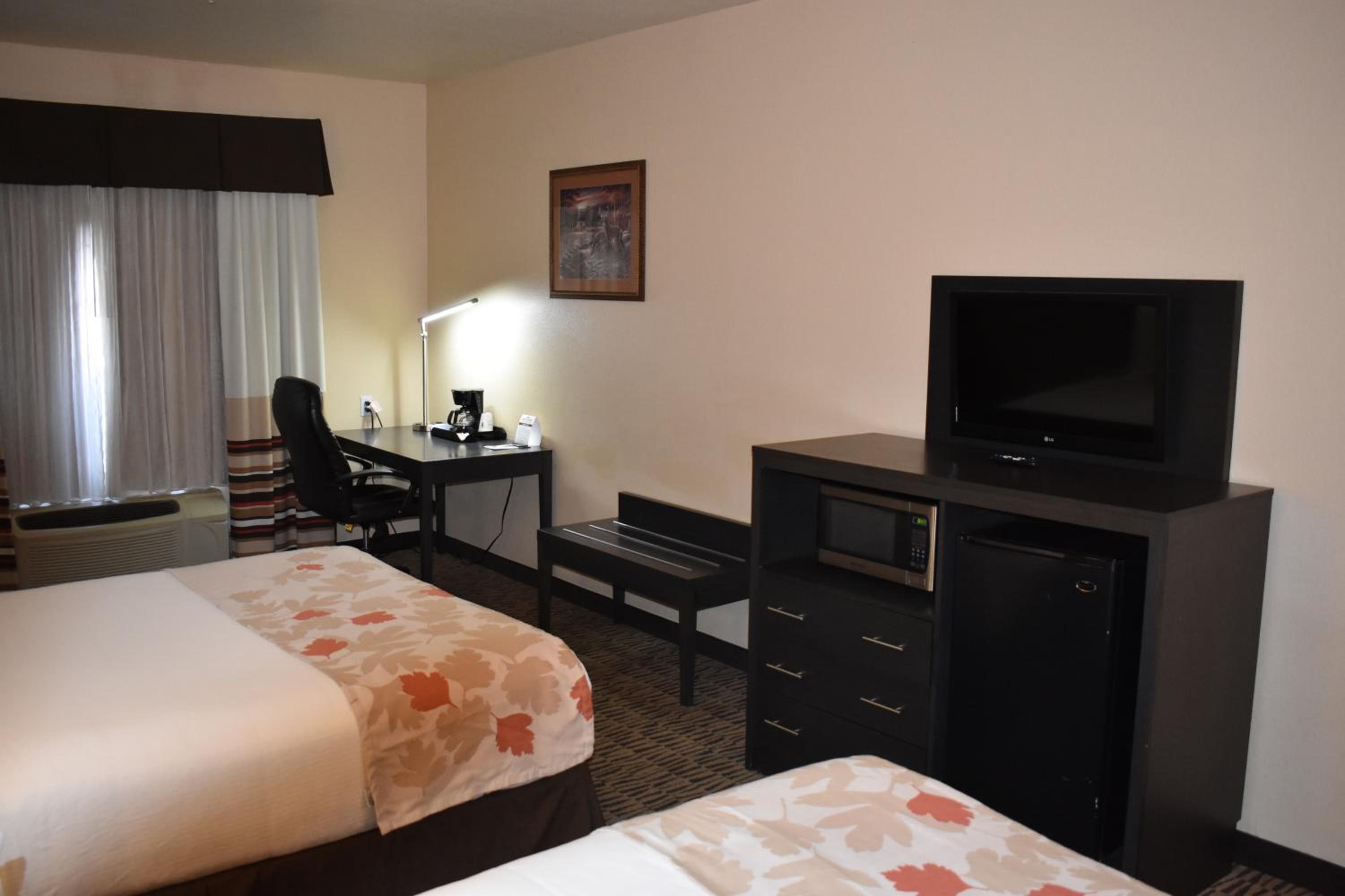 Queen Room w/ Two Queen Beds - Non Smoking - Photo 5