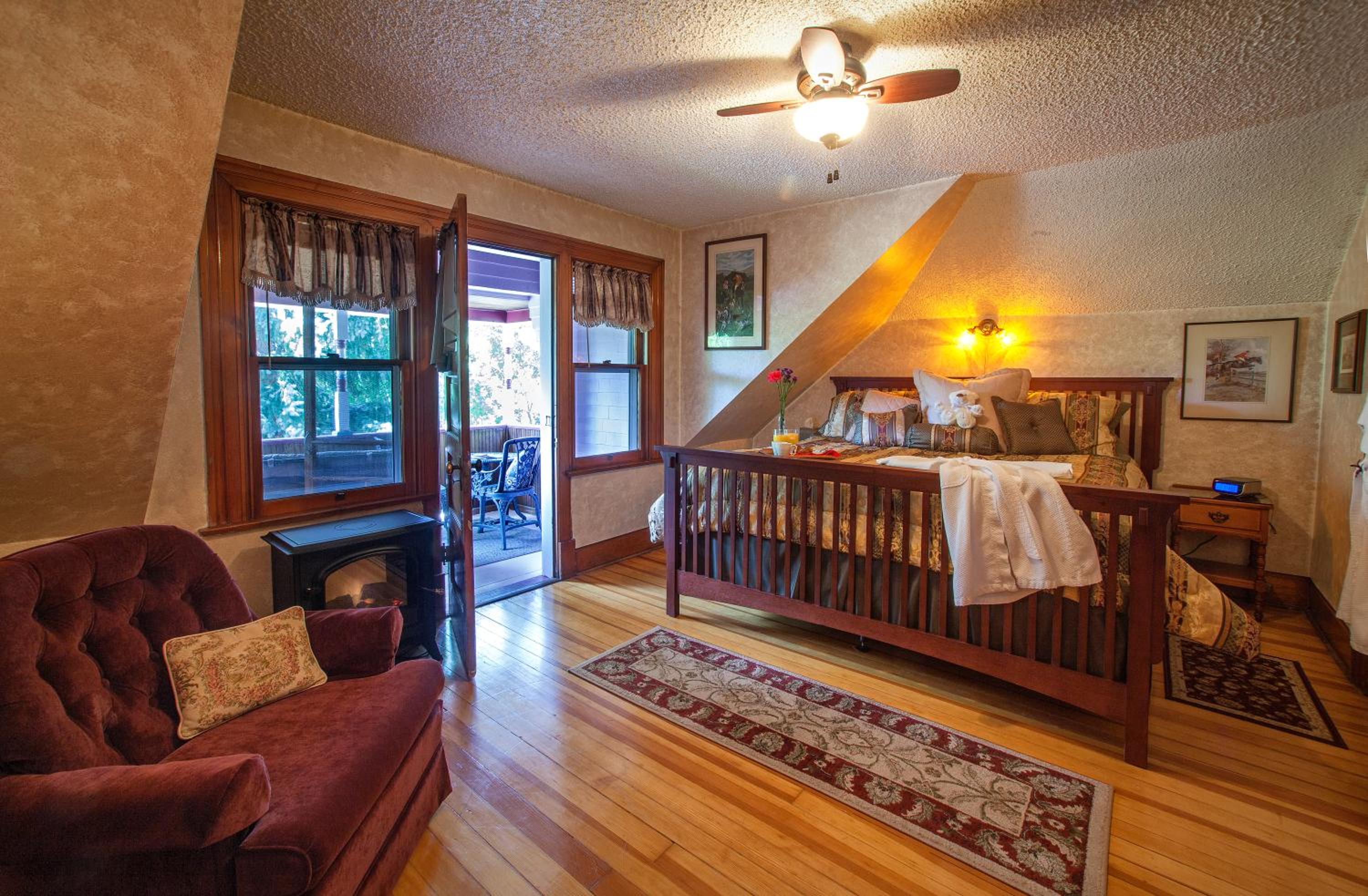 Deluxe King Suite photo 2