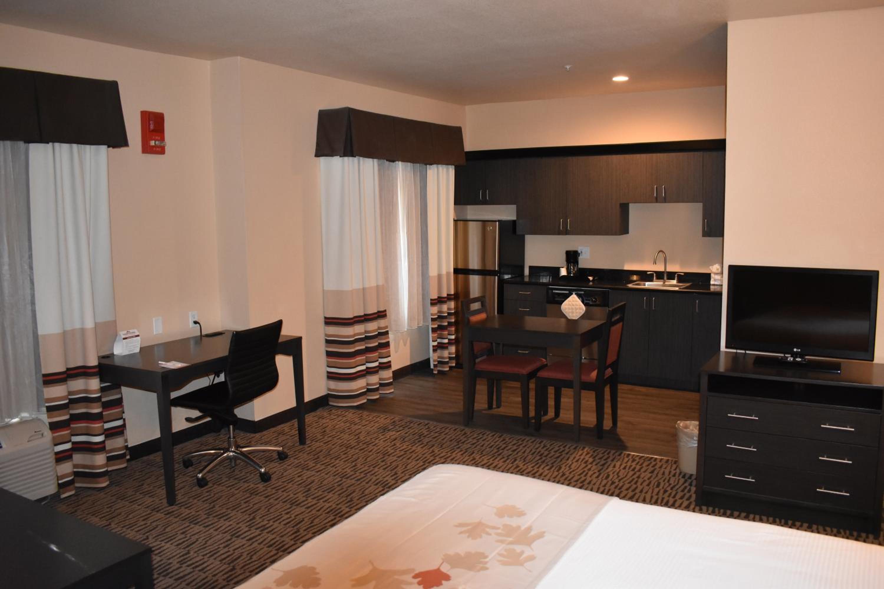 Executive King Room - Non-Smoking - Photo 4