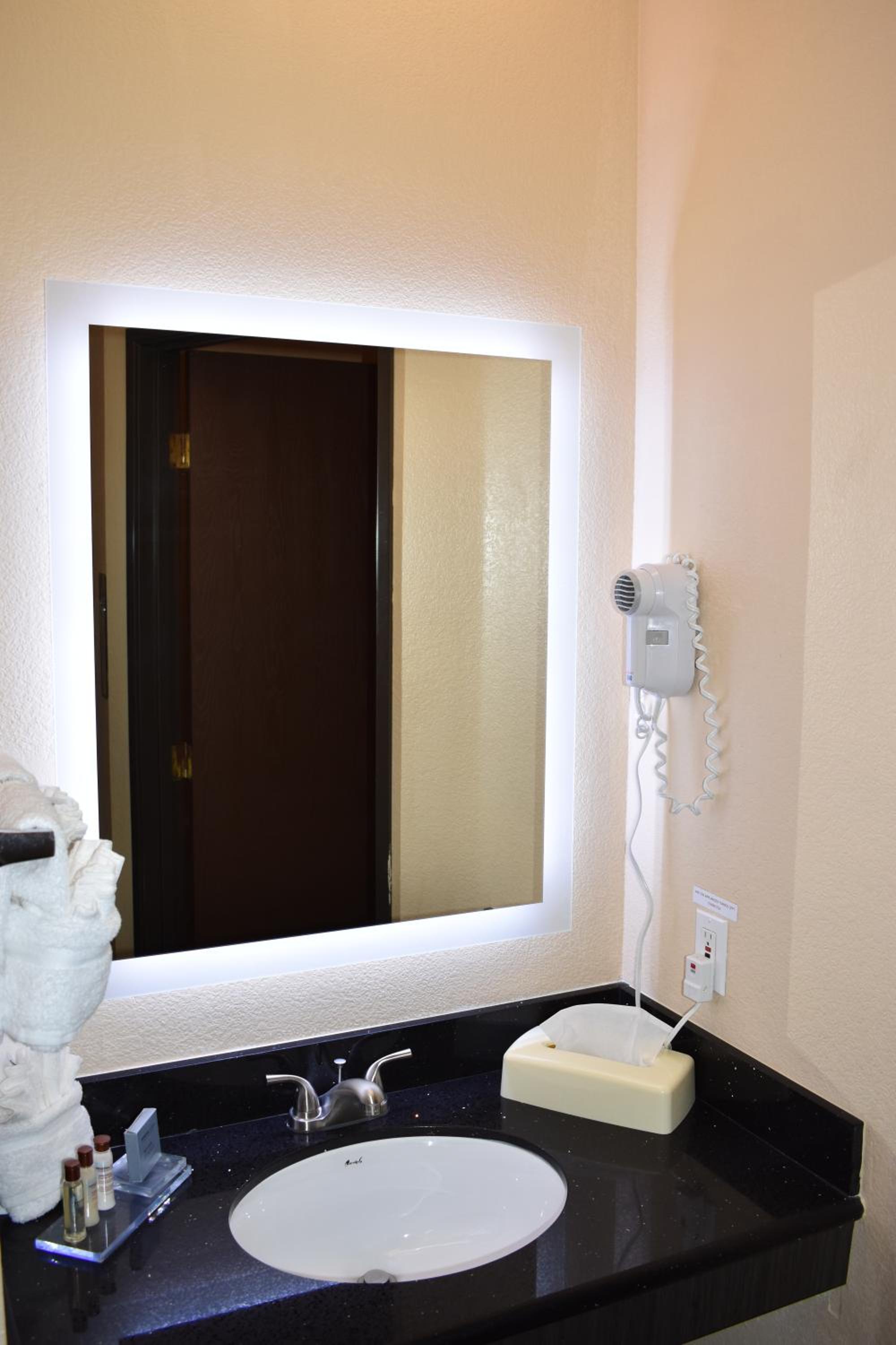 King Room w/ Sofa Bed - Disability Access - Non Smoking - Photo 4