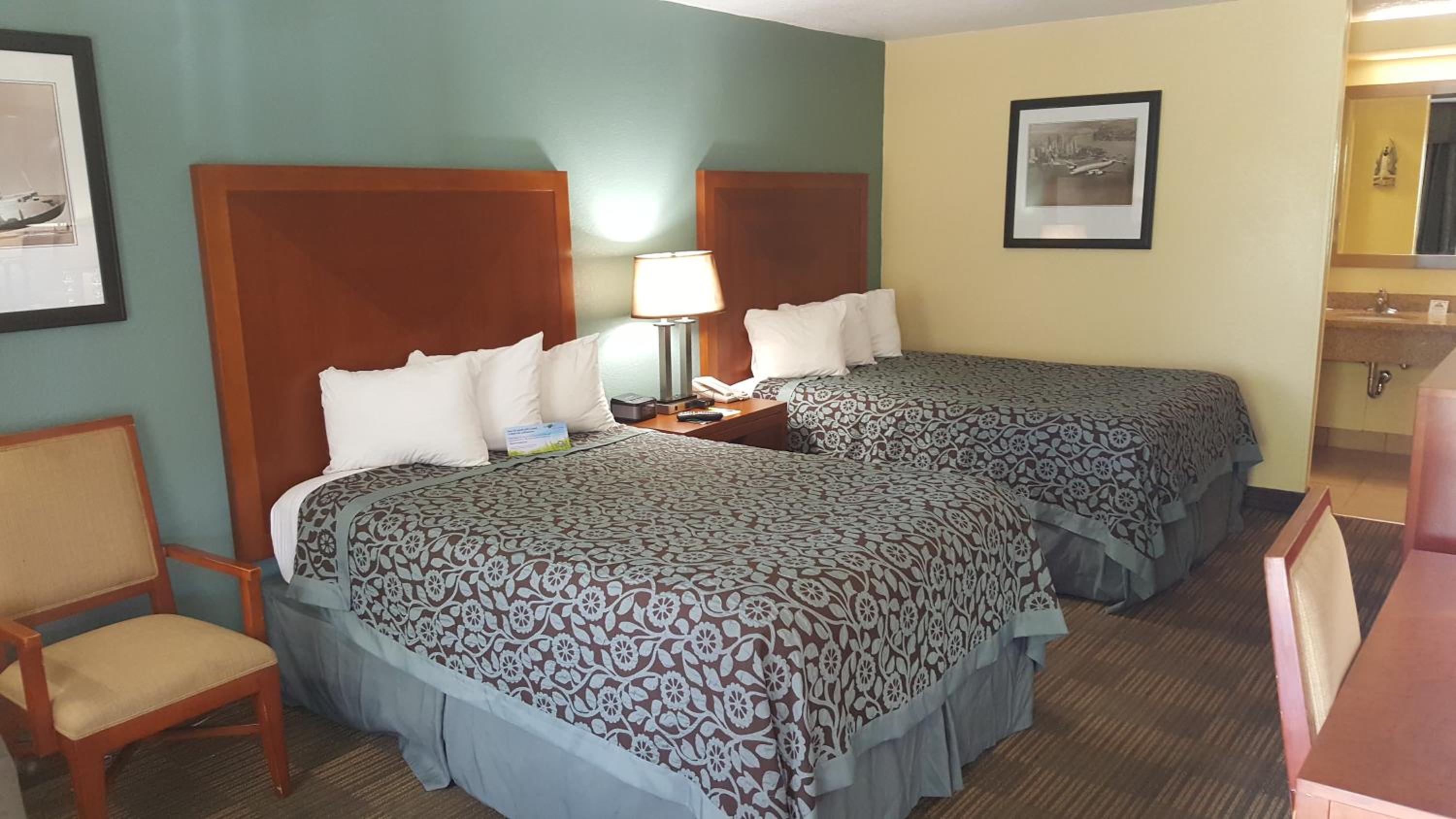Double Room with Two Double Beds - Non-Smoking - Photo 2