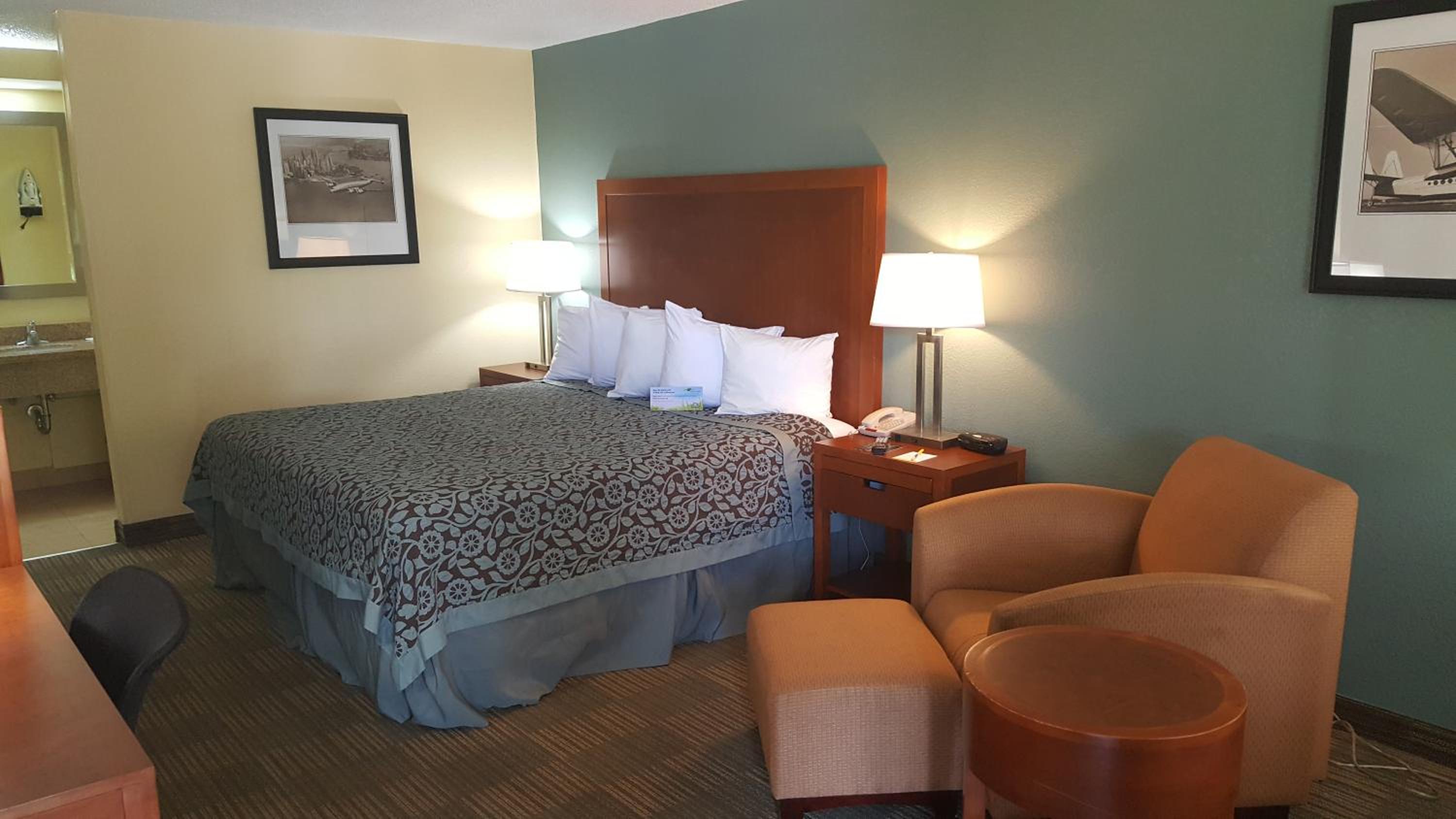 King Room with Roll-In Shower - Mobility Access/Non-Smoking - Photo 1