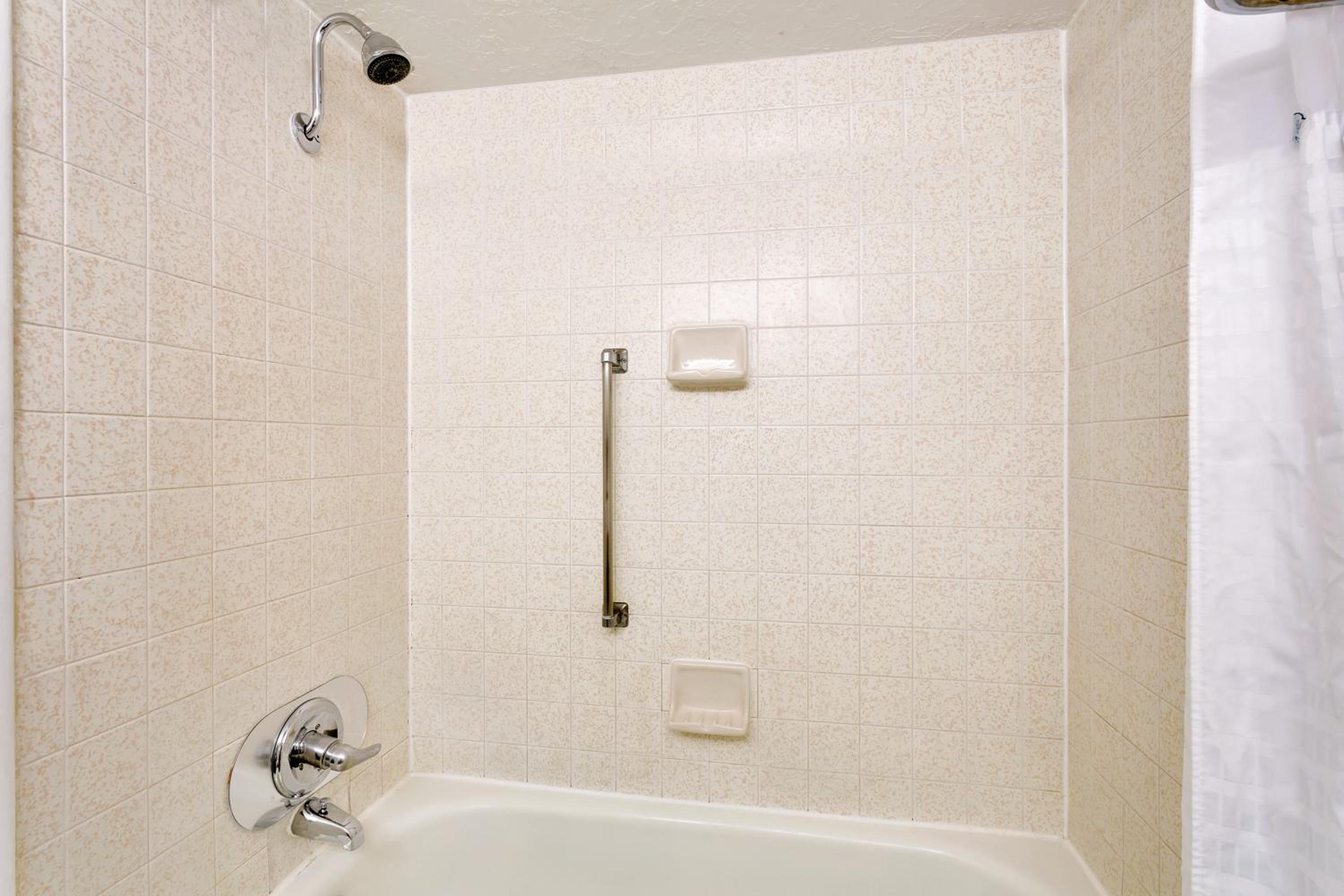 King Room - Non-Smoking - Photo 6