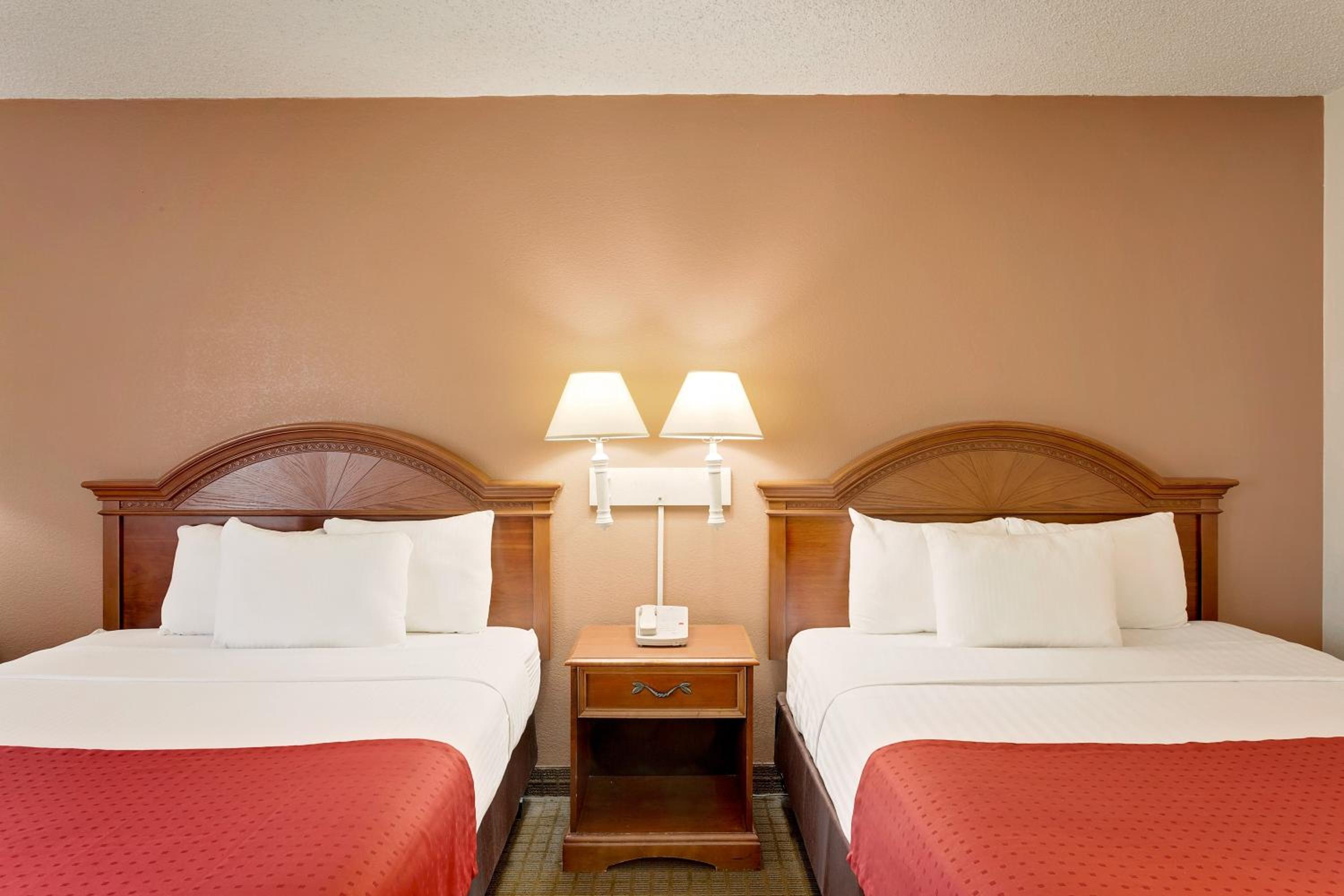 Queen Room with Two Queen Beds - Non-Smoking - Photo 2